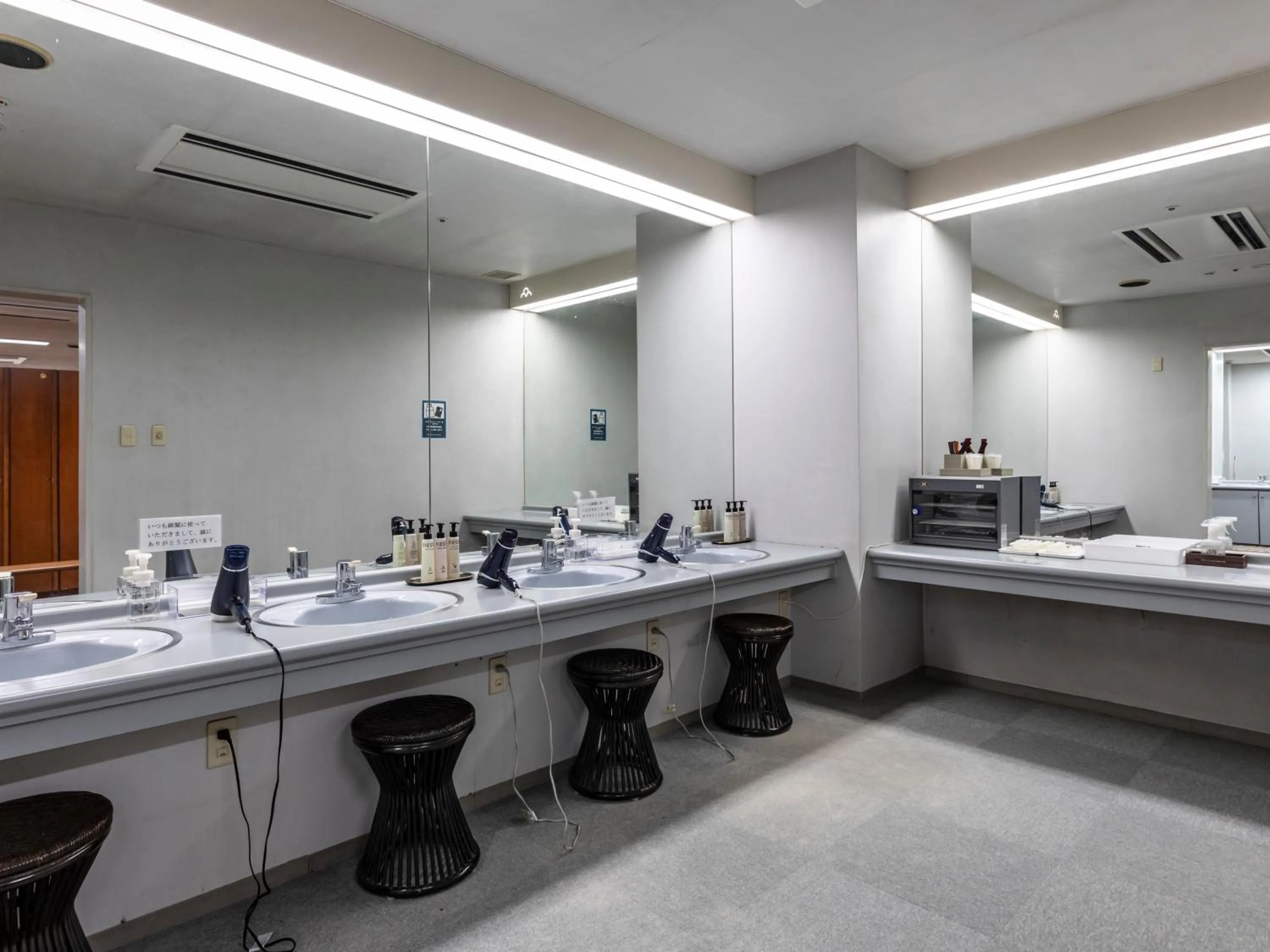 Public Bath in Century Plaza Hotel