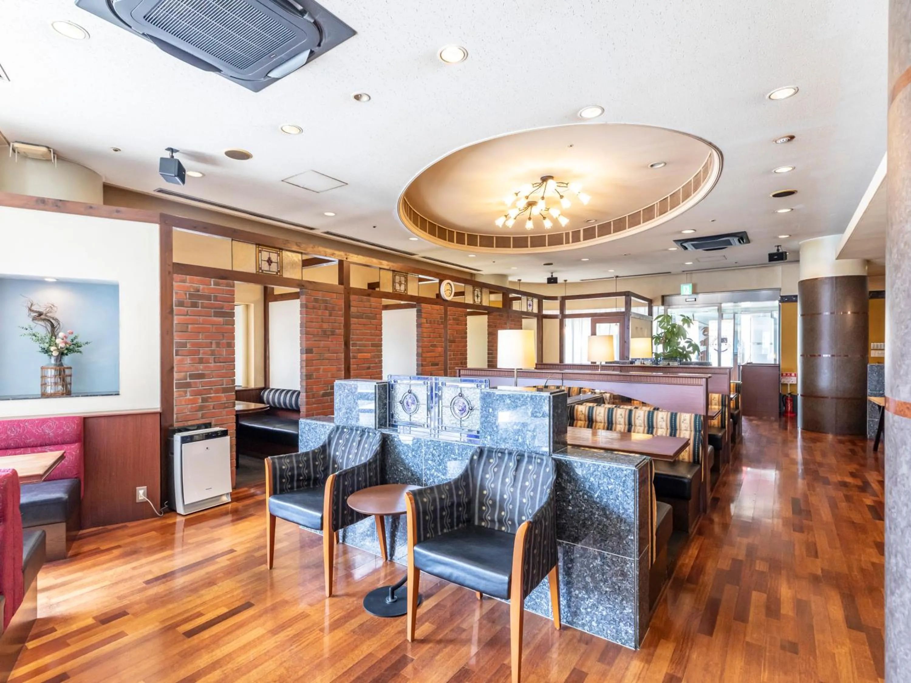 Restaurant/places to eat in Century Plaza Hotel