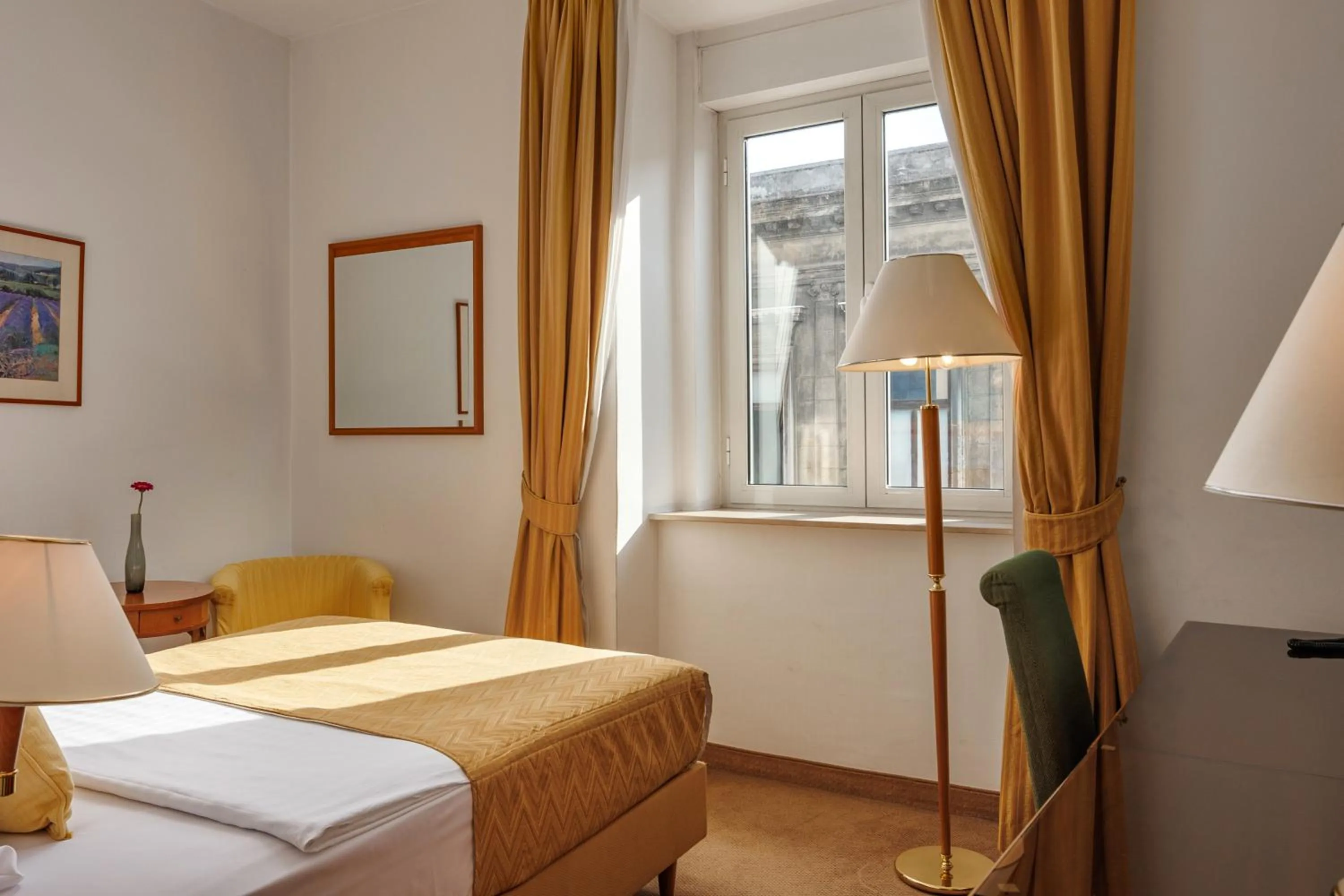 Photo of the whole room, Bed in Grand Hotel Bonavia