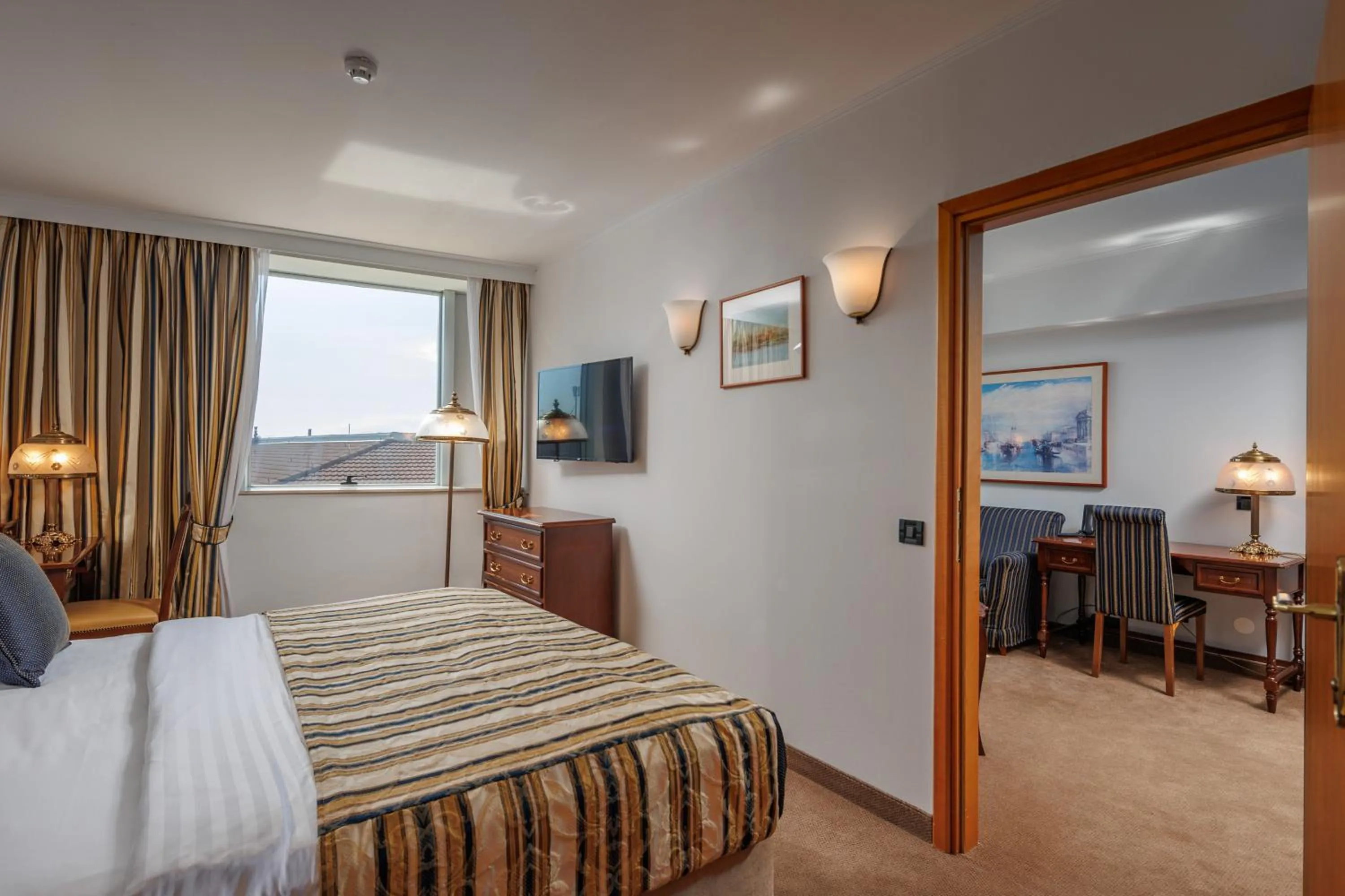 Photo of the whole room, Bed in Grand Hotel Bonavia