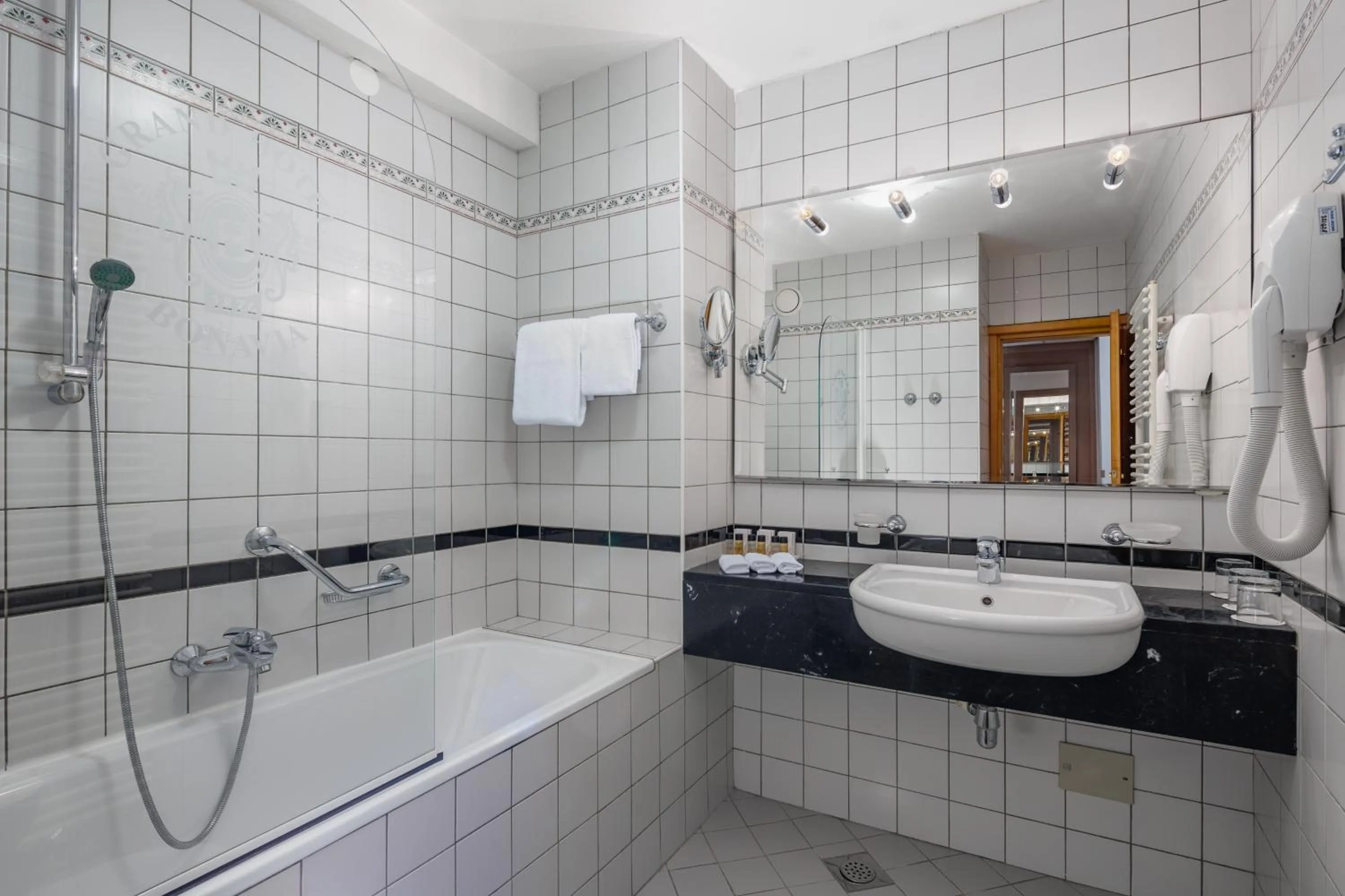 Shower in Grand Hotel Bonavia