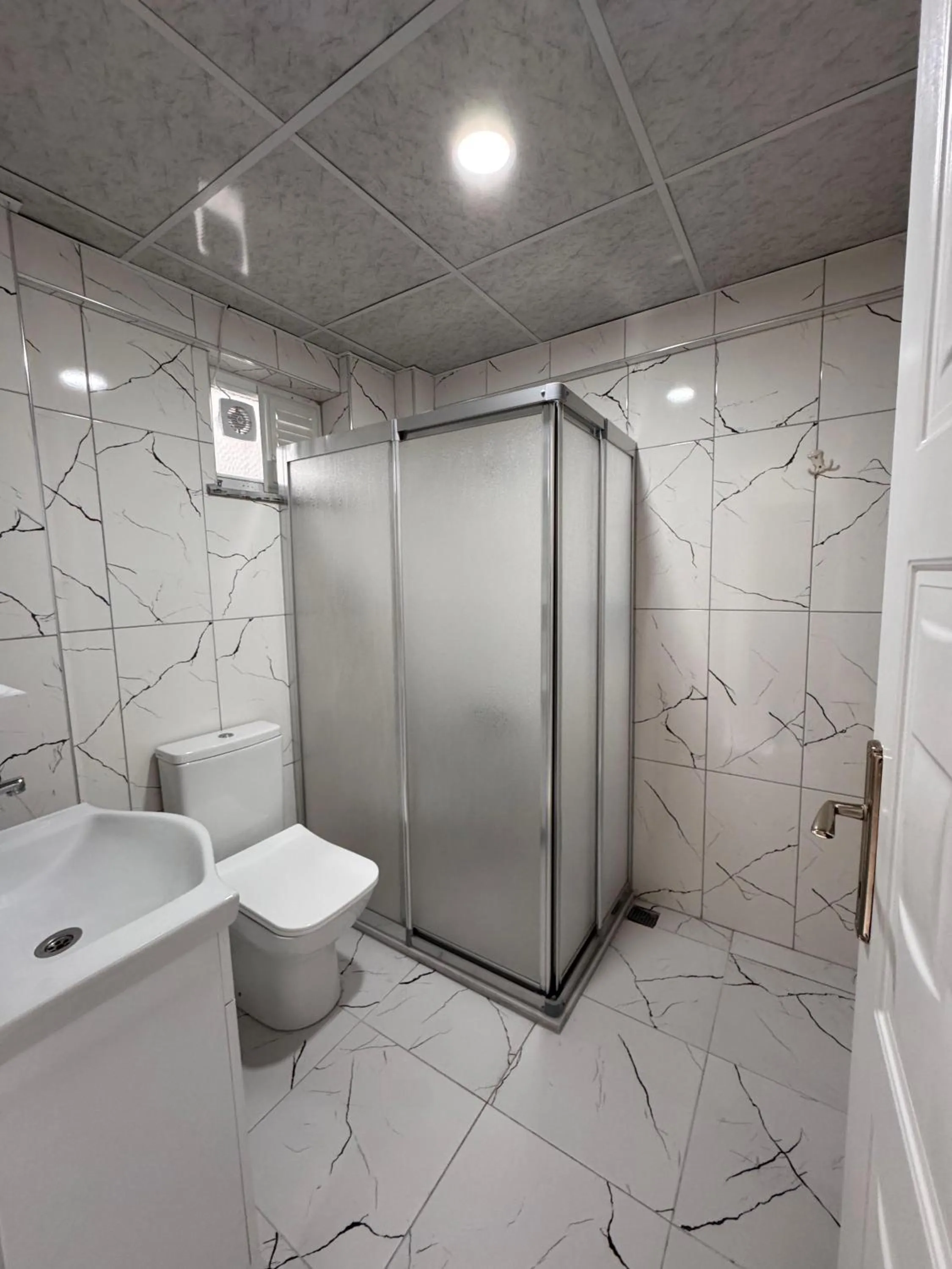 Bathroom in Orçın Apartments