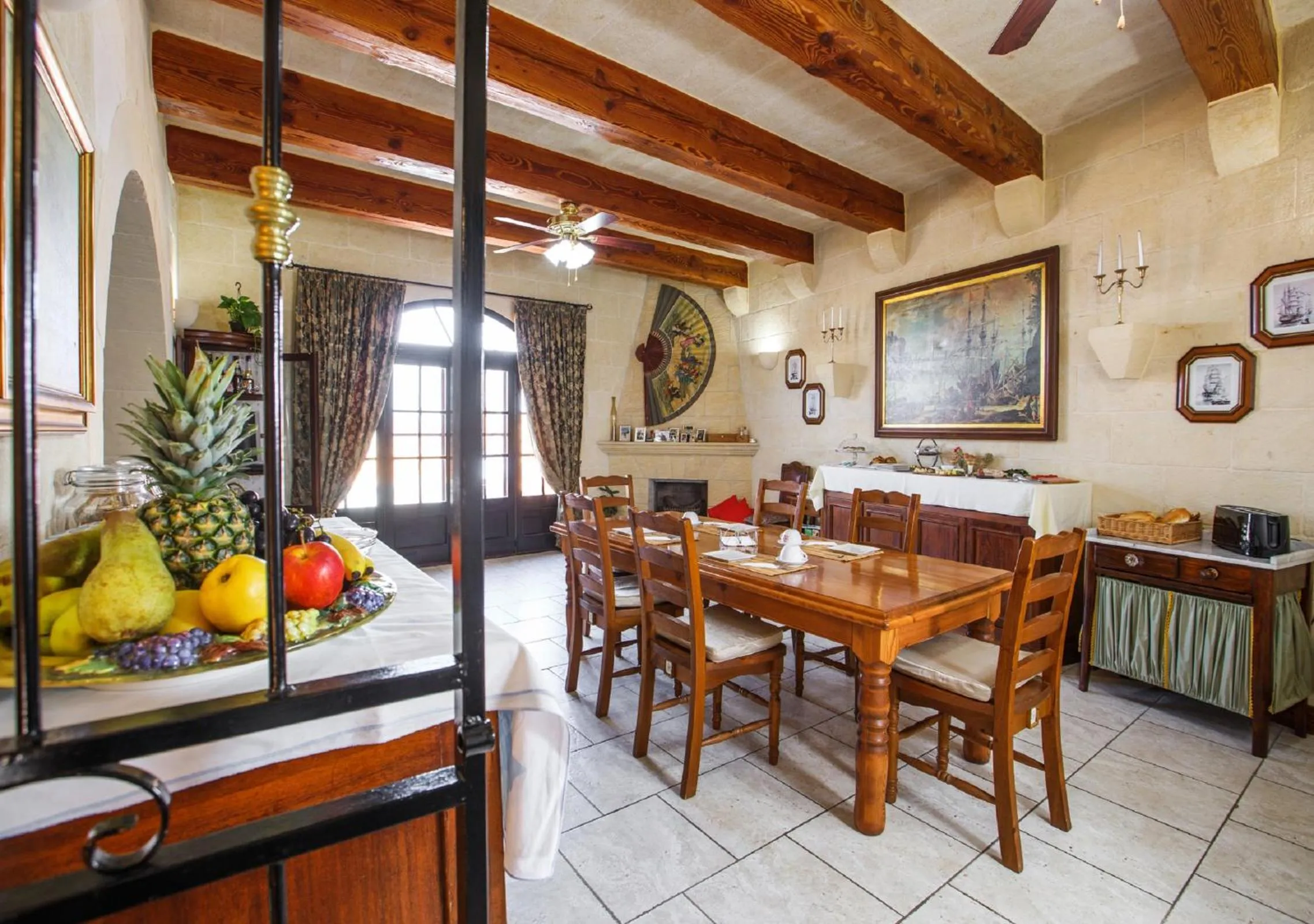 Lounge or bar in L'Ghorfa