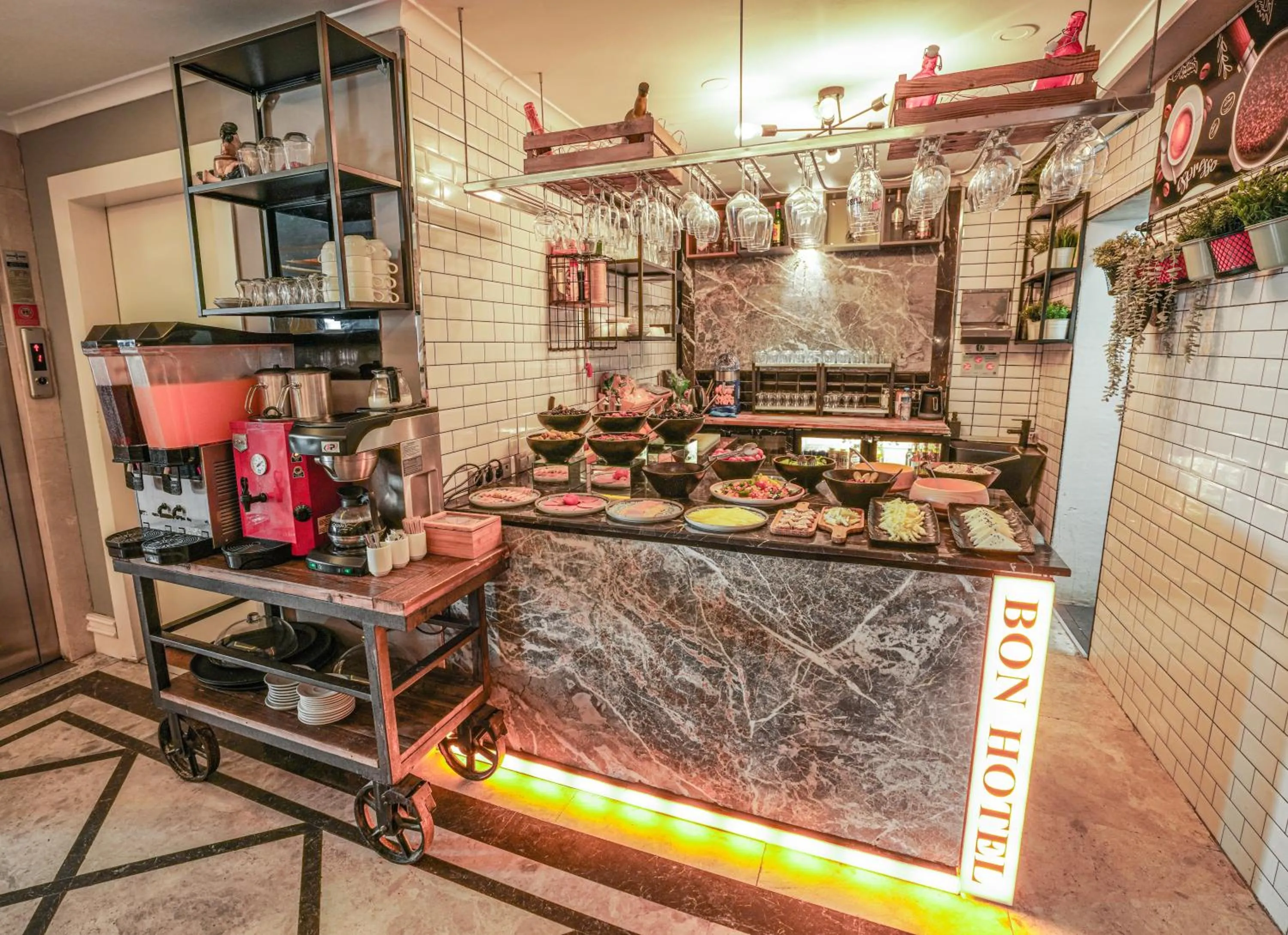 Coffee/tea facilities in Bon Hotel Old City