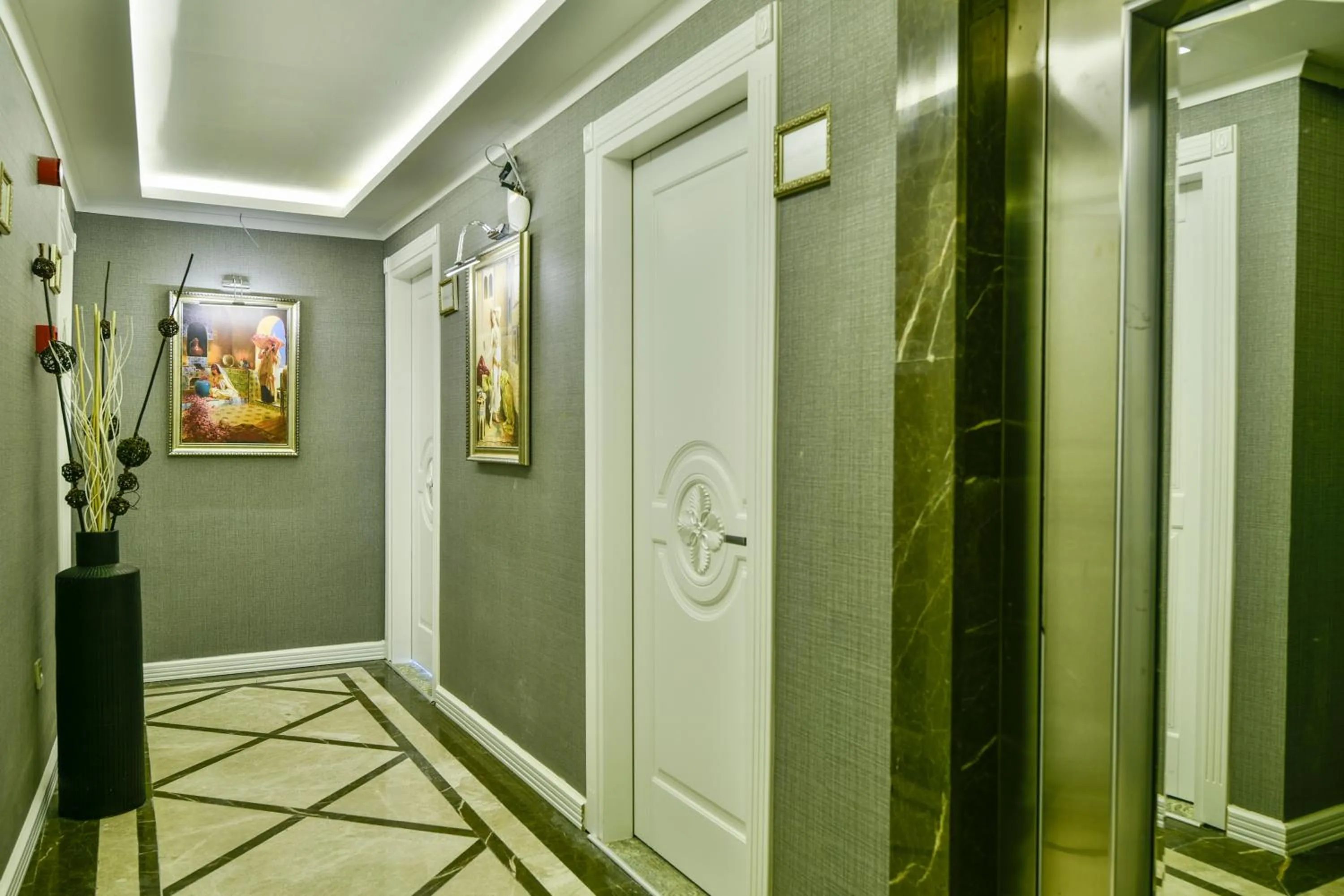 Lobby or reception in Bon Hotel Old City