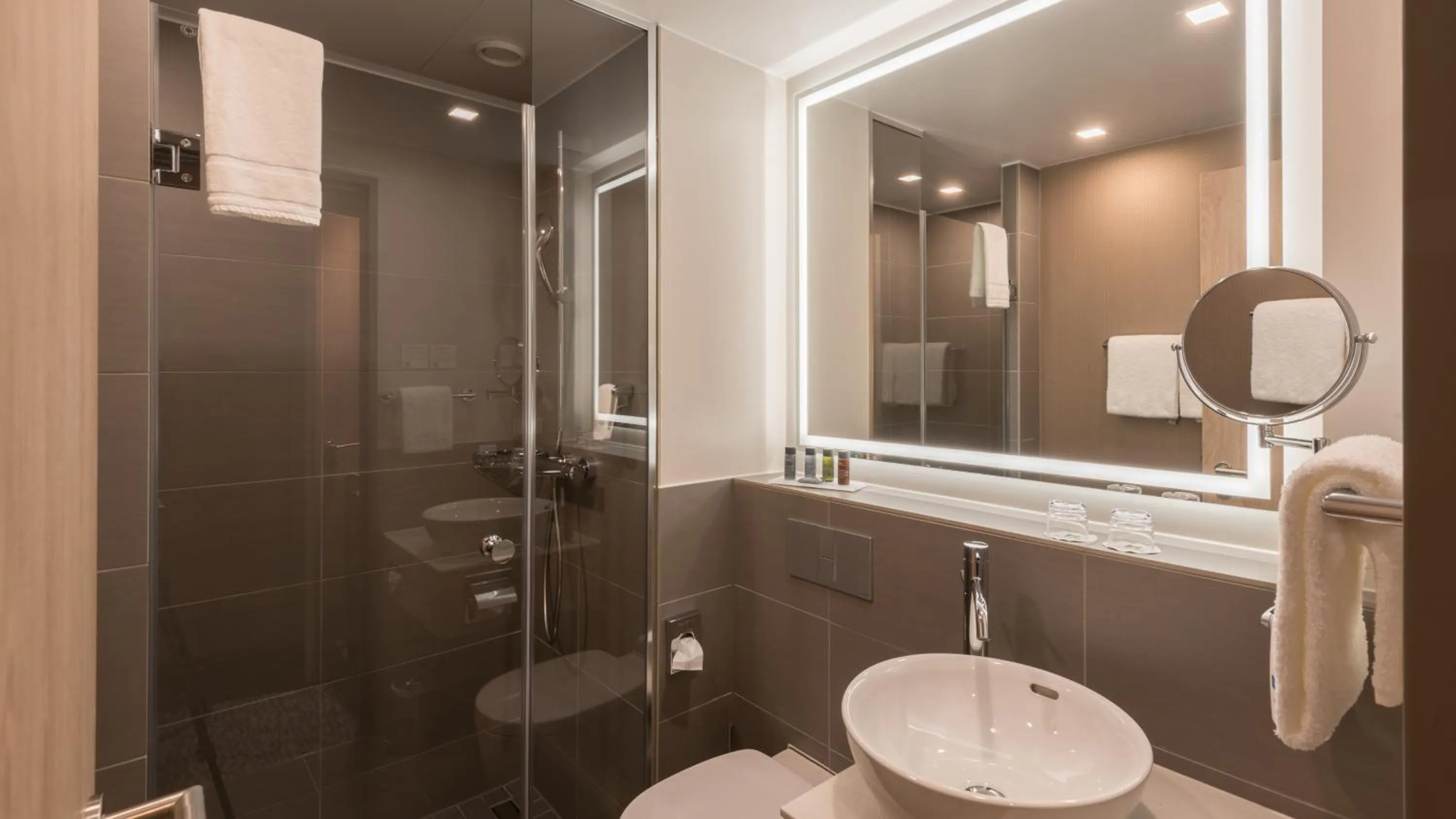 Bathroom in Holiday Inn Düsseldorf City – Toulouser Allee by IHG