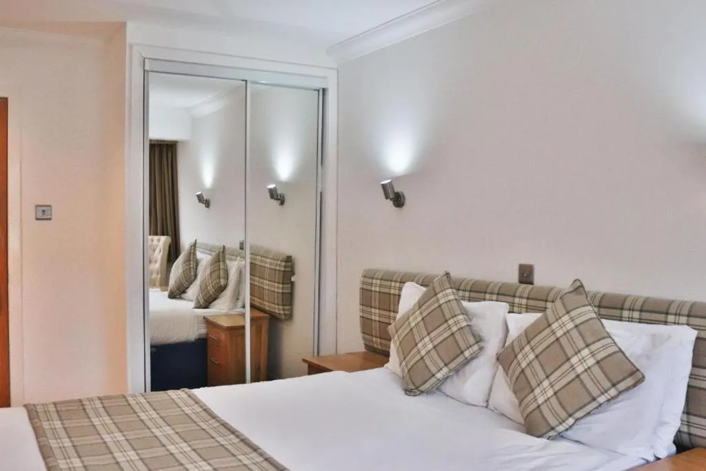 Bedroom, Bed in Loch Long Hotel