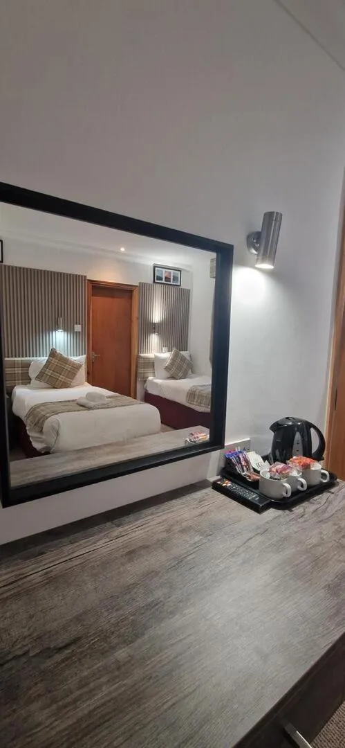 hair dresser, Bed in Loch Long Hotel