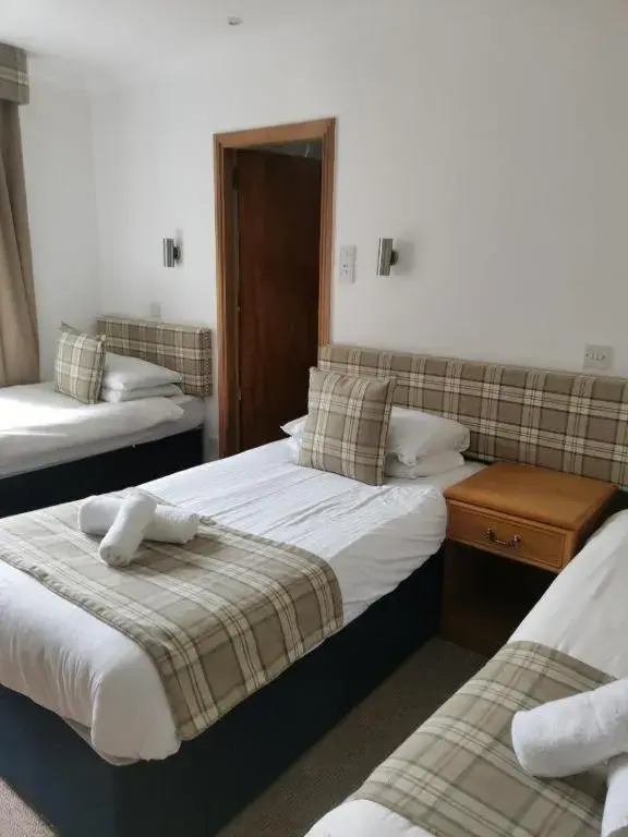 Basic Triple Room in Loch Long Hotel Basic Triple Room in Loch Long Hotel