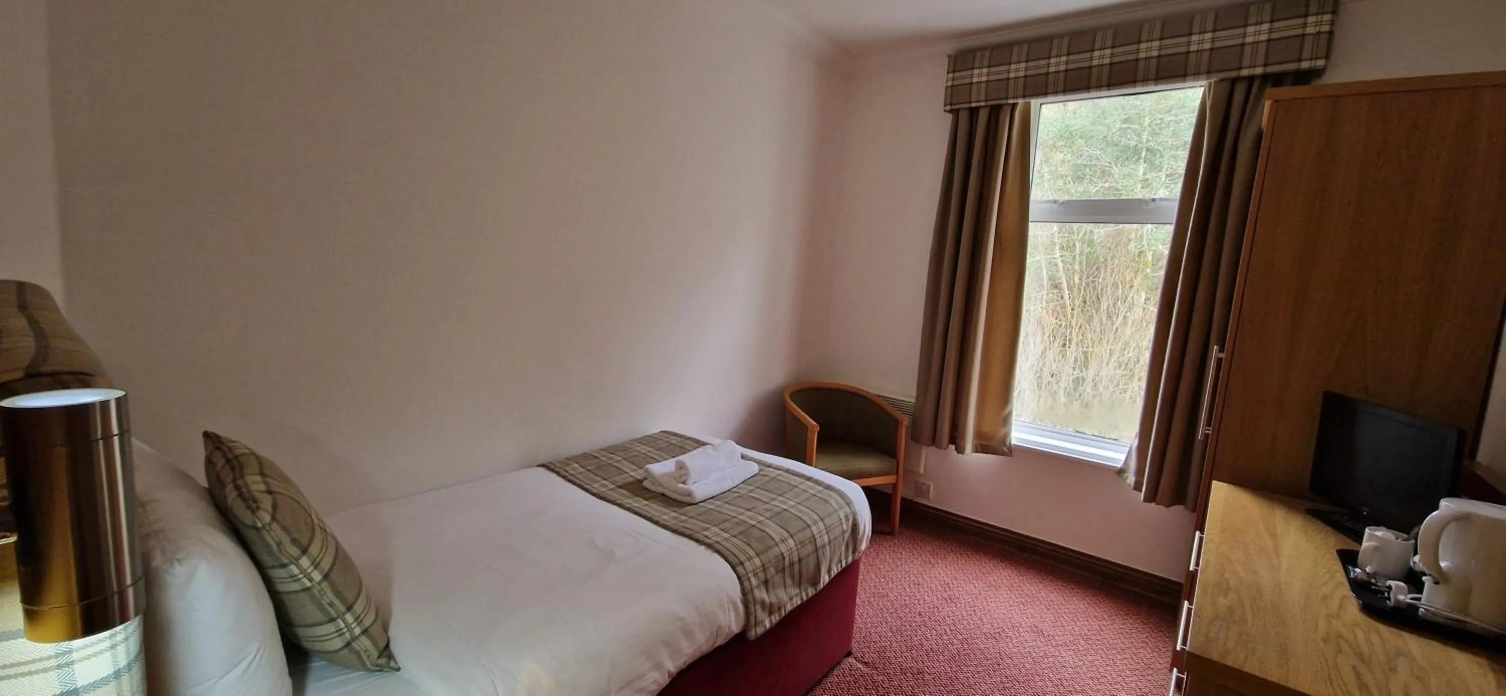 Bedroom, Bed in Loch Long Hotel