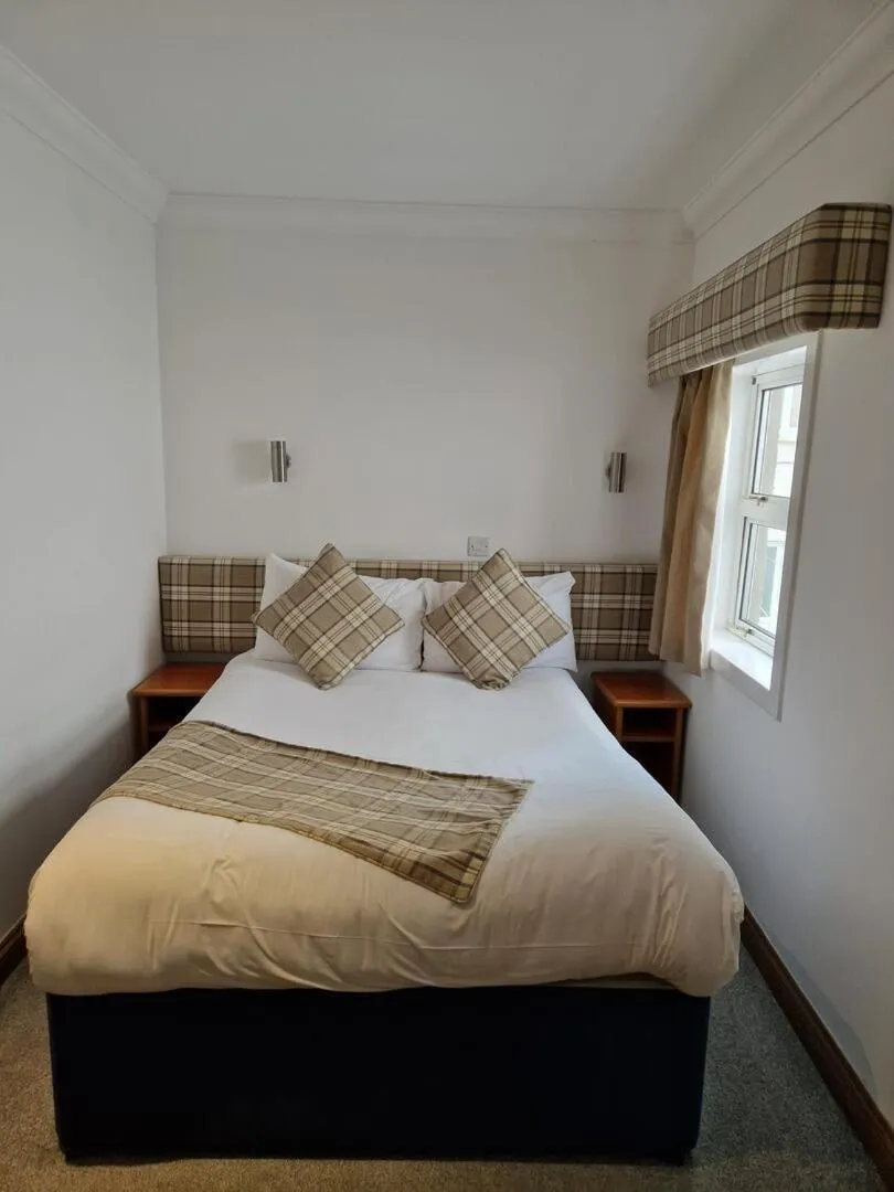 Bedroom, Bed in Loch Long Hotel