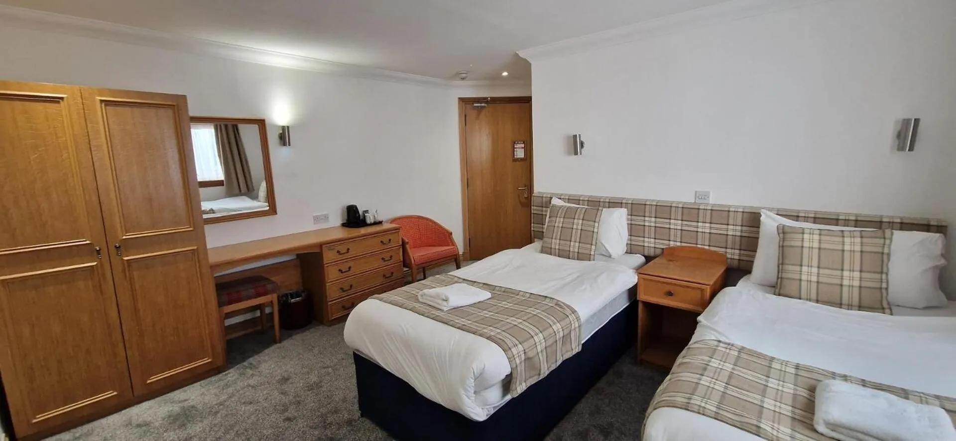 Bedroom, Bed in Loch Long Hotel