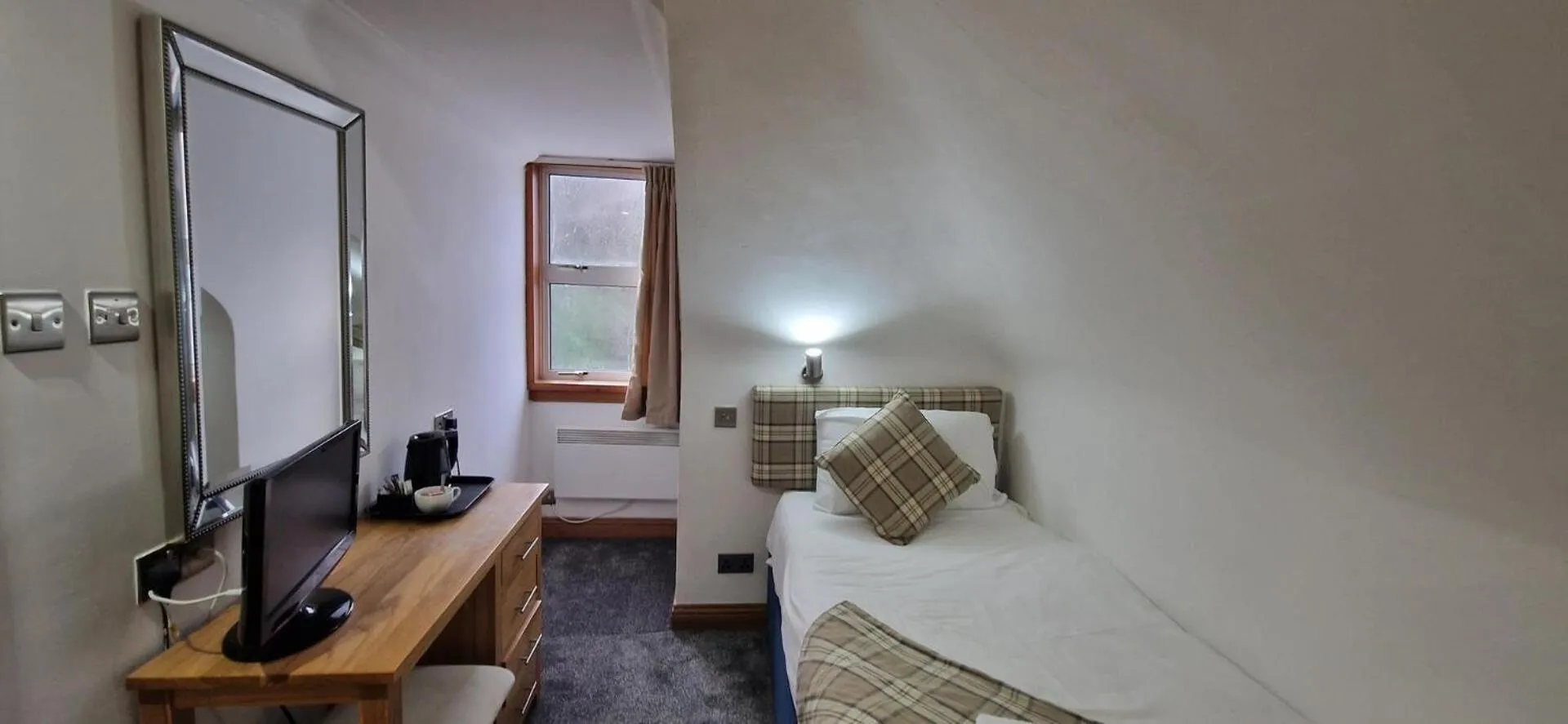 Bedroom, Bed in Loch Long Hotel