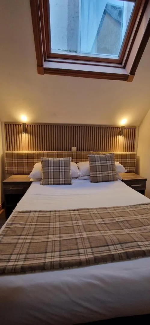 Bedroom, Bed in Loch Long Hotel