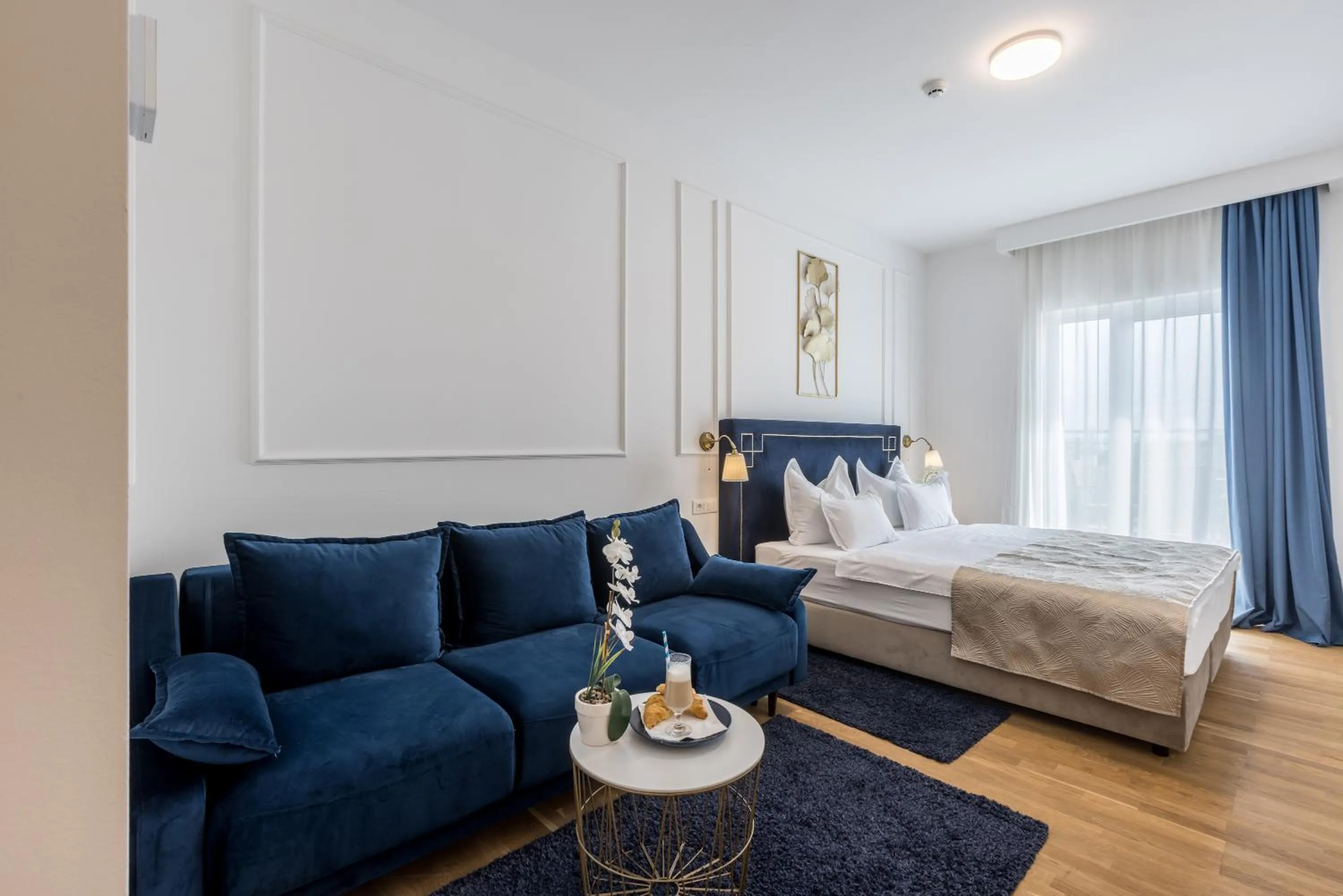 Seating area, Bed in Art Hotel