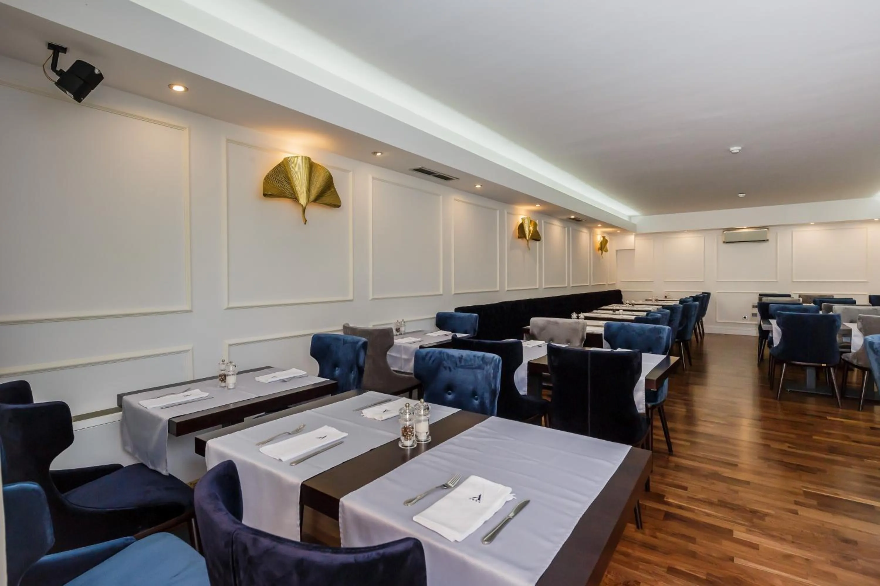 Restaurant/places to eat in Art Hotel