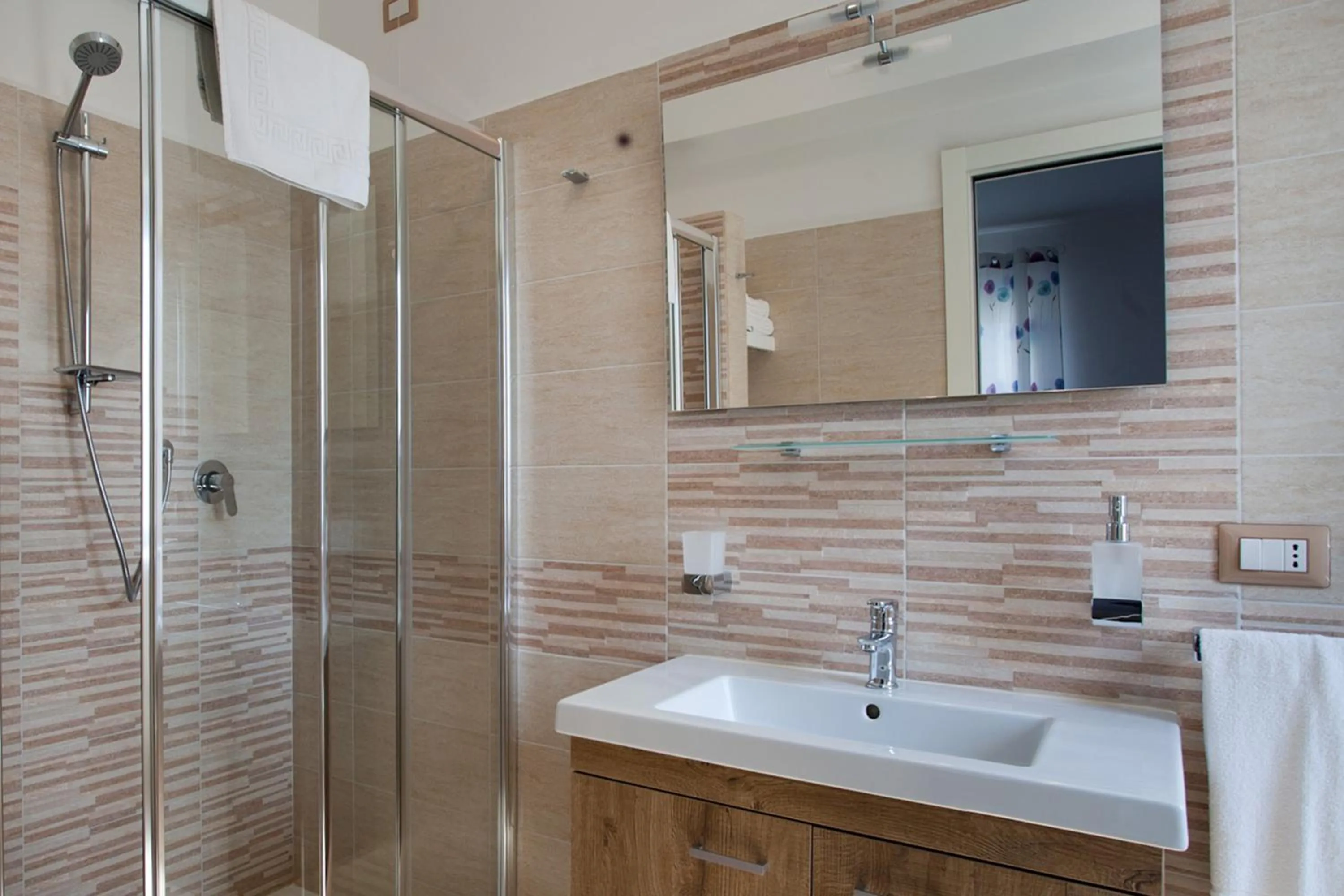 Shower in B&B A due Passi dal Mare