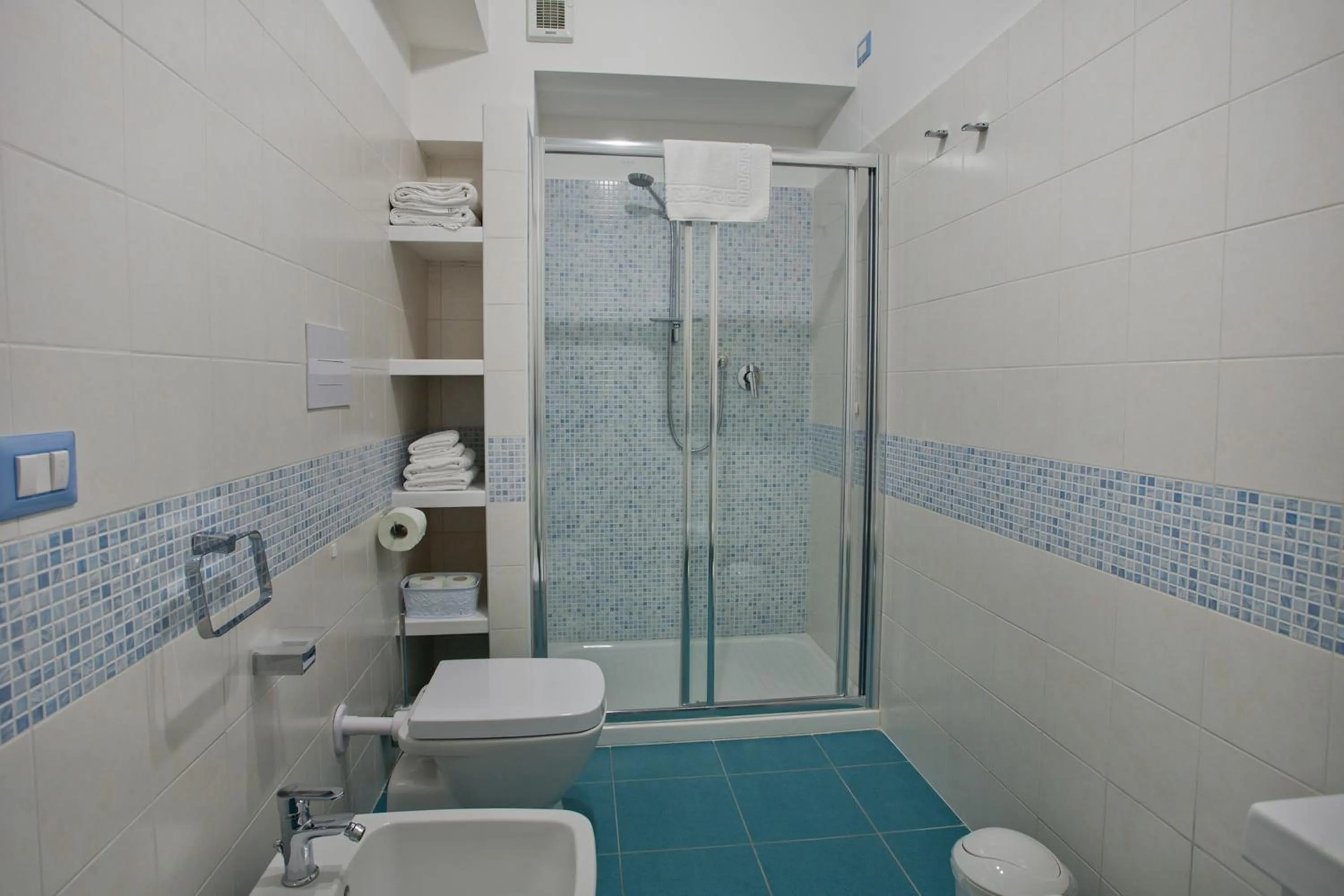 Shower in B&B A due Passi dal Mare