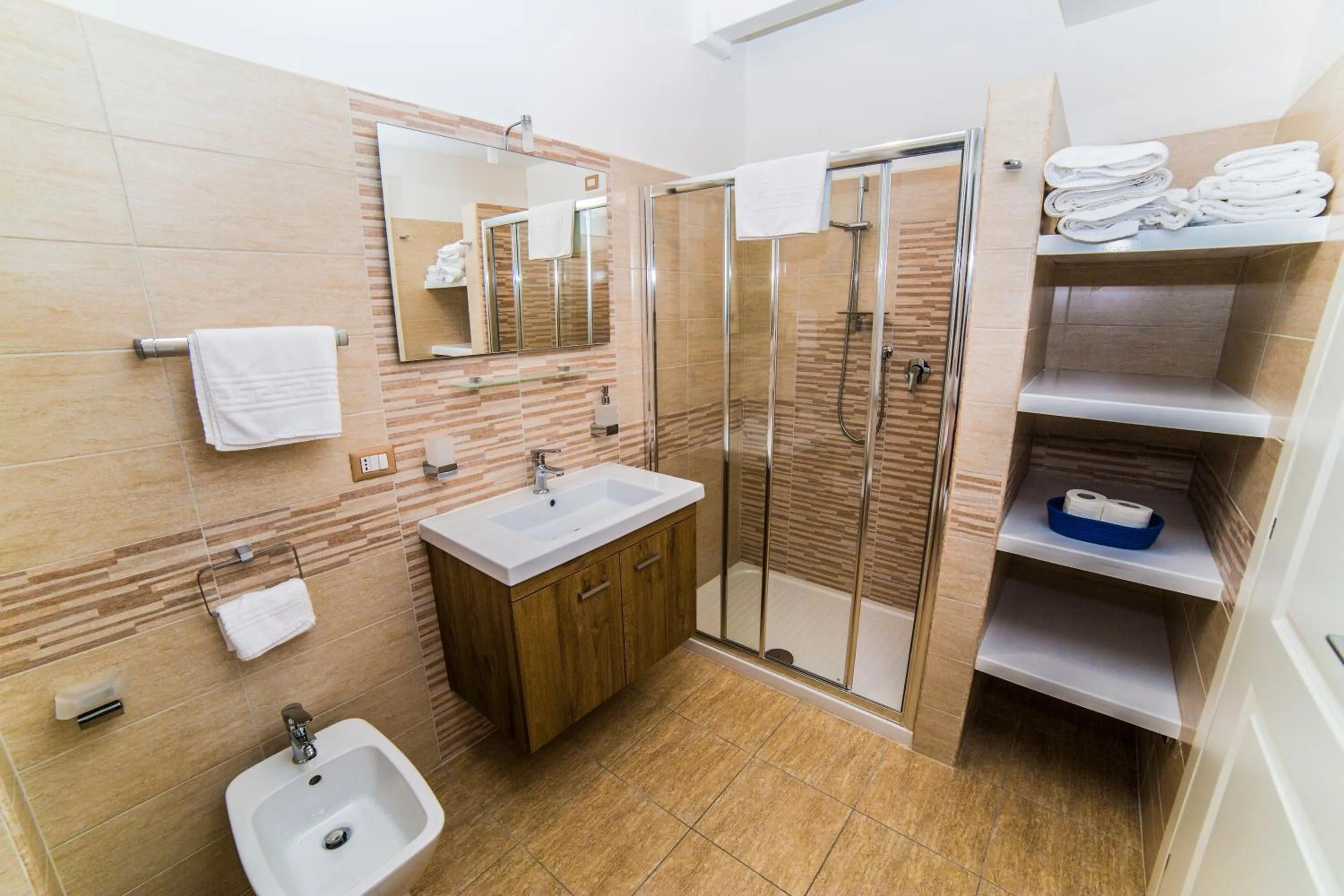 Shower in B&B A due Passi dal Mare