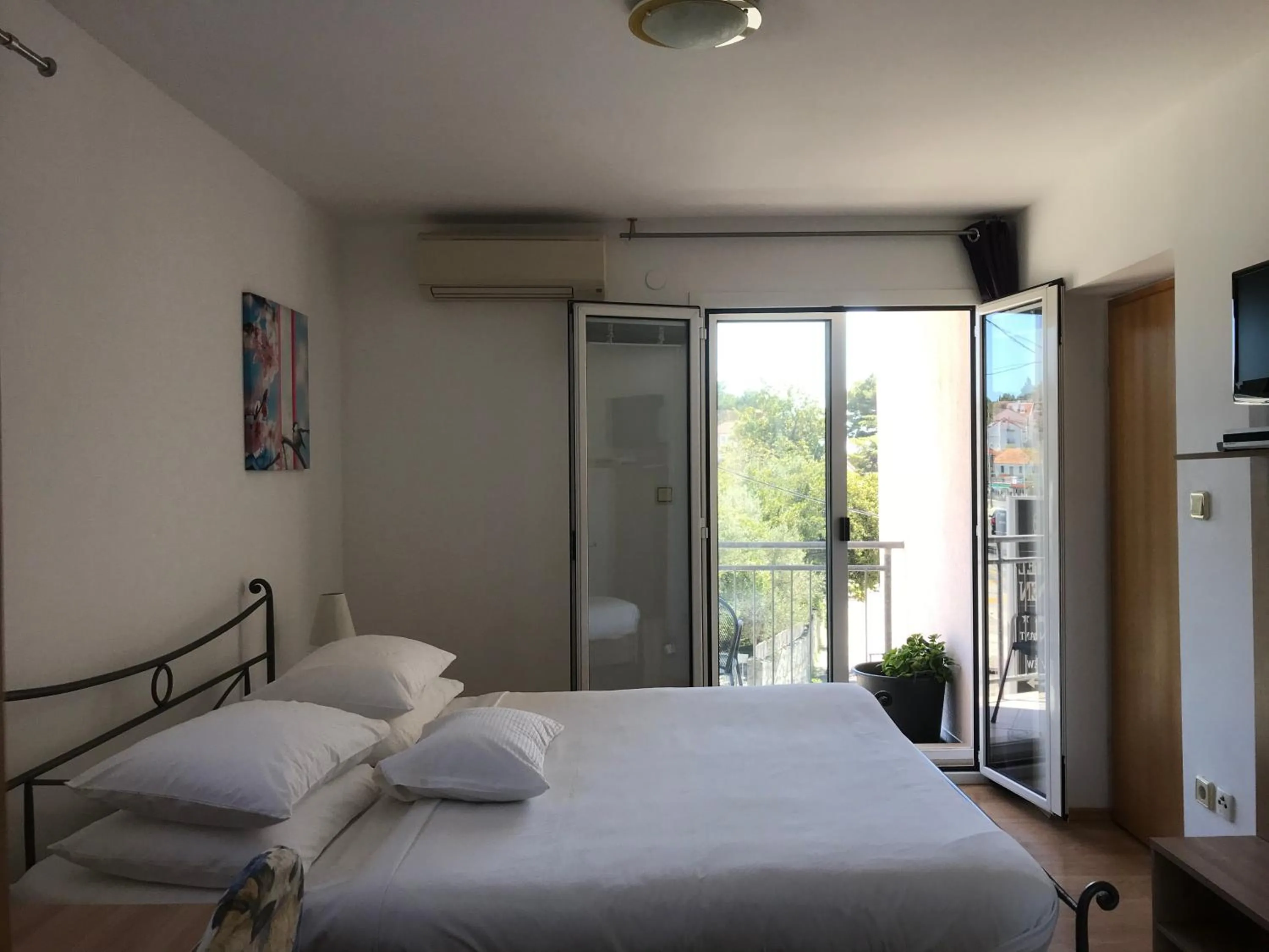 Bedroom, Bed in Pink Inn