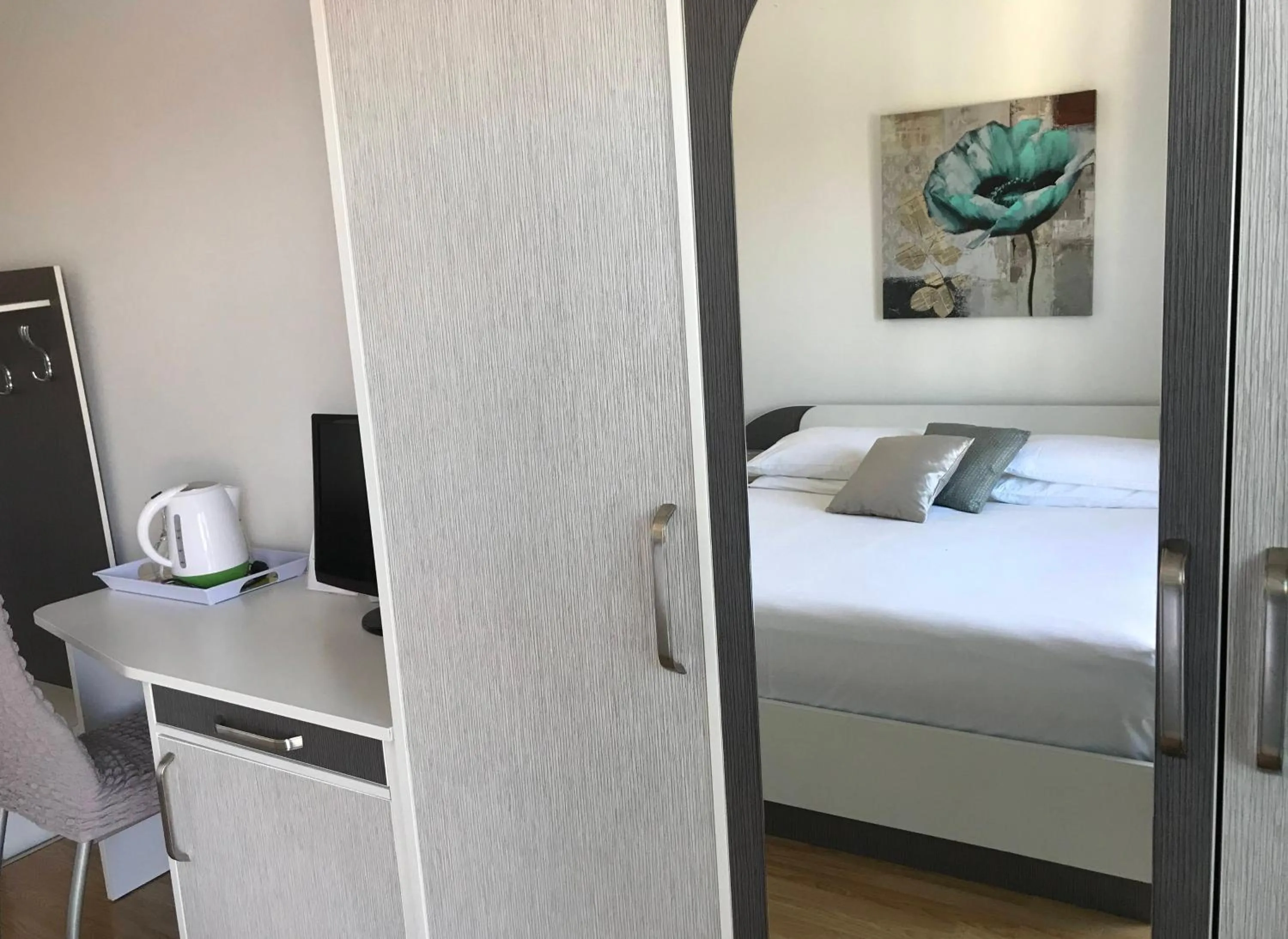 Bedroom, Bed in Pink Inn