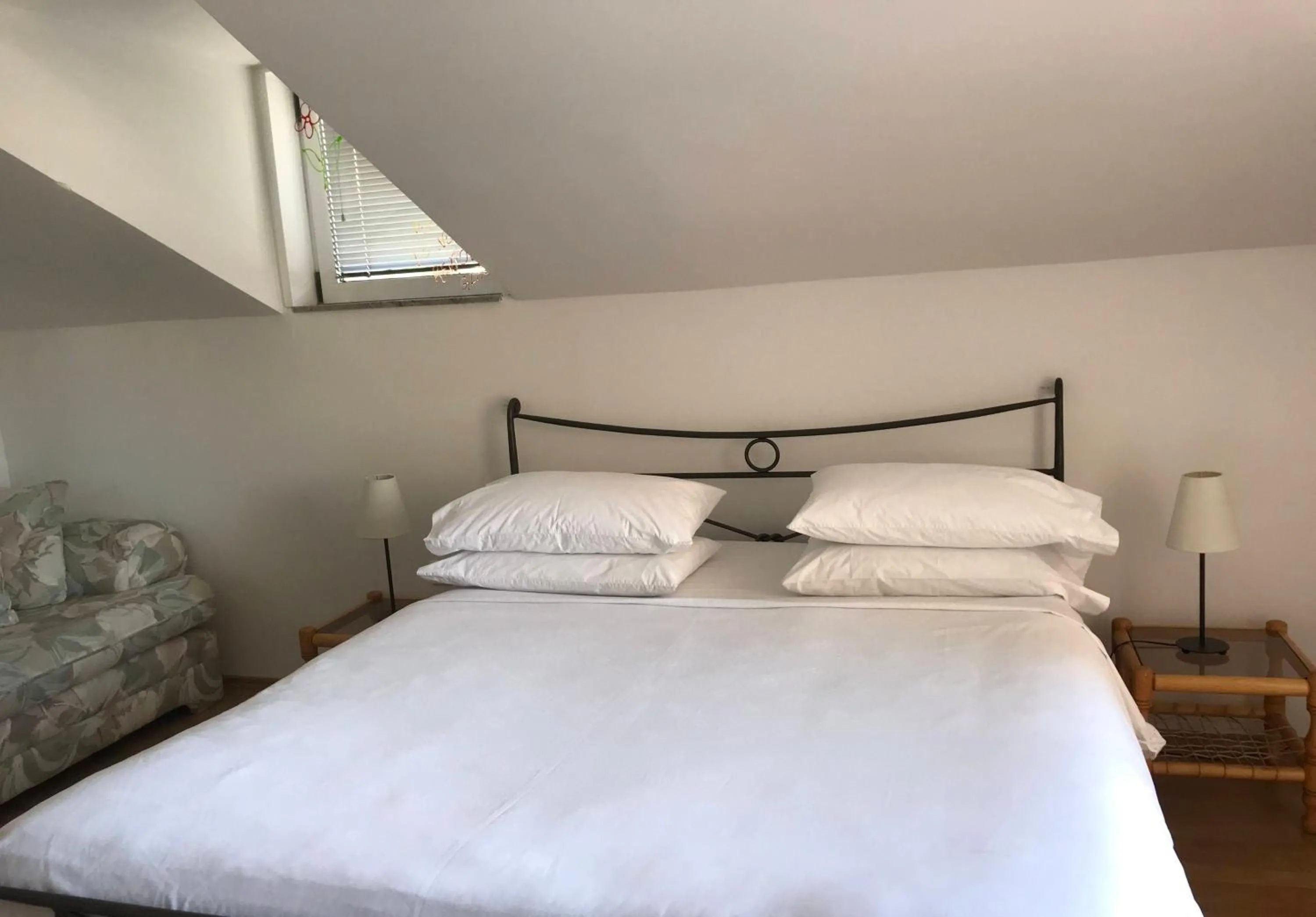 Bedroom, Bed in Pink Inn