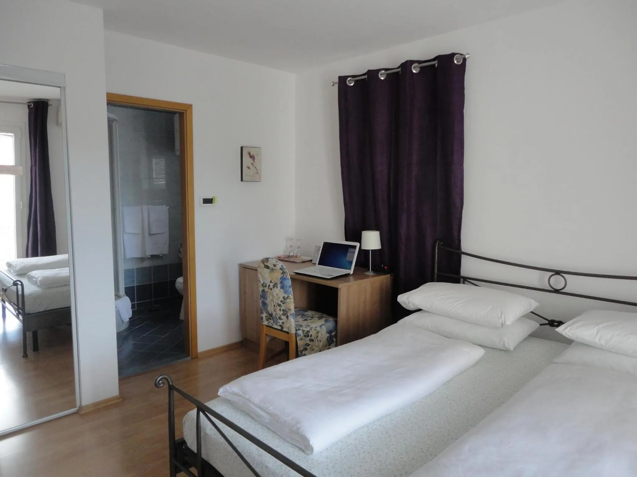 Photo of the whole room, Bed in Pink Inn