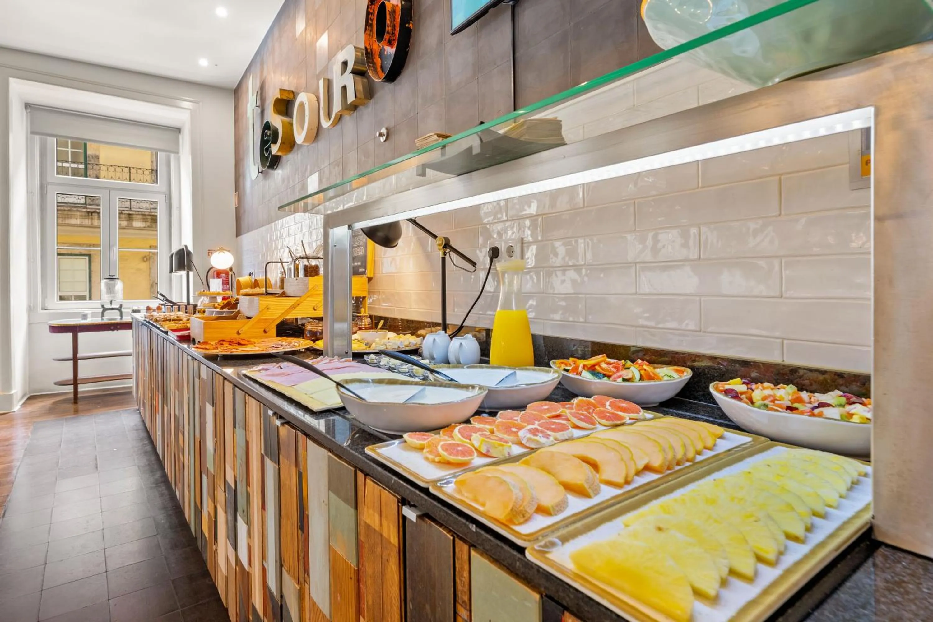 Buffet breakfast in Tesouro da Baixa by Shiadu