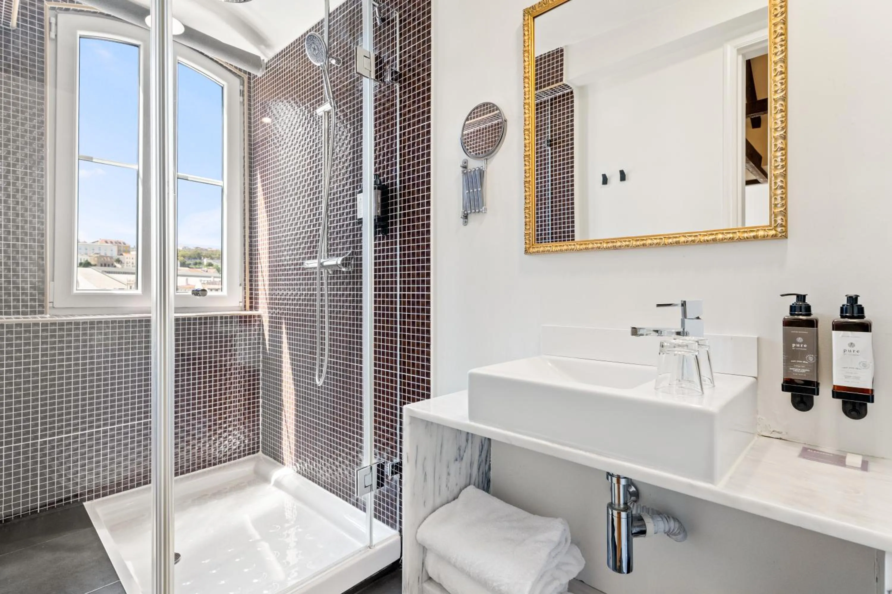 Bathroom in Tesouro da Baixa by Shiadu