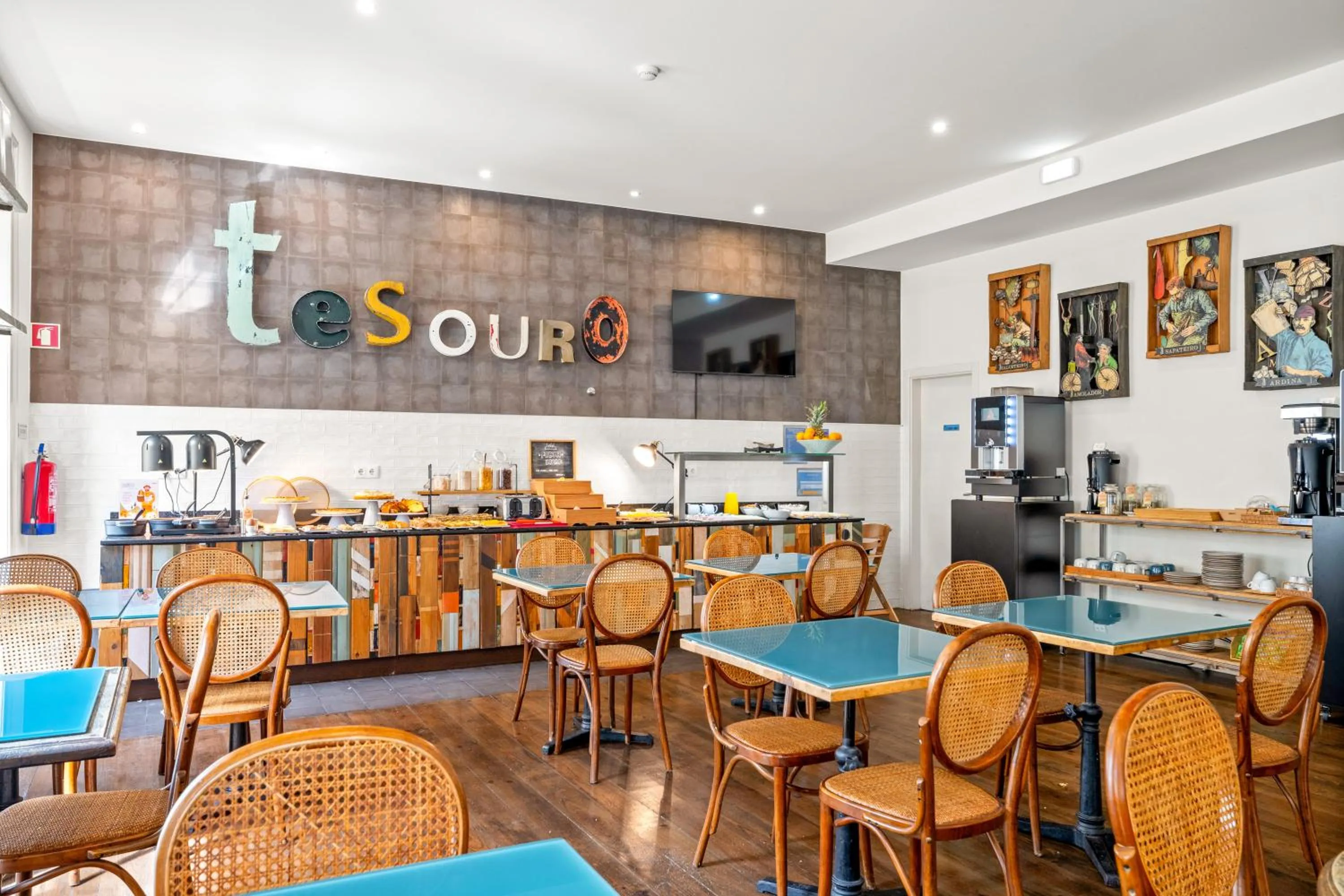 Coffee/tea facilities in Tesouro da Baixa by Shiadu