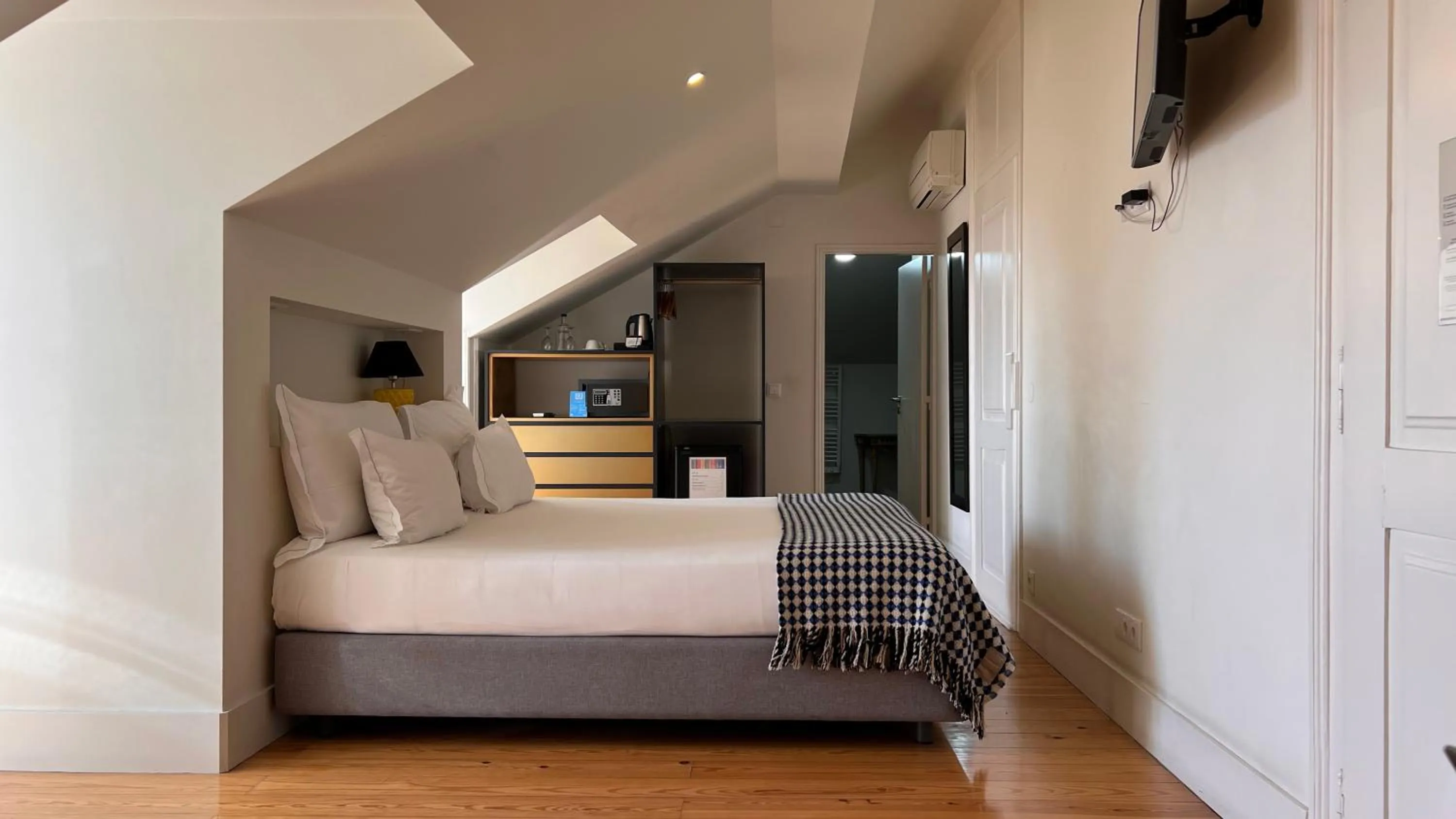 Bed in Tesouro da Baixa by Shiadu