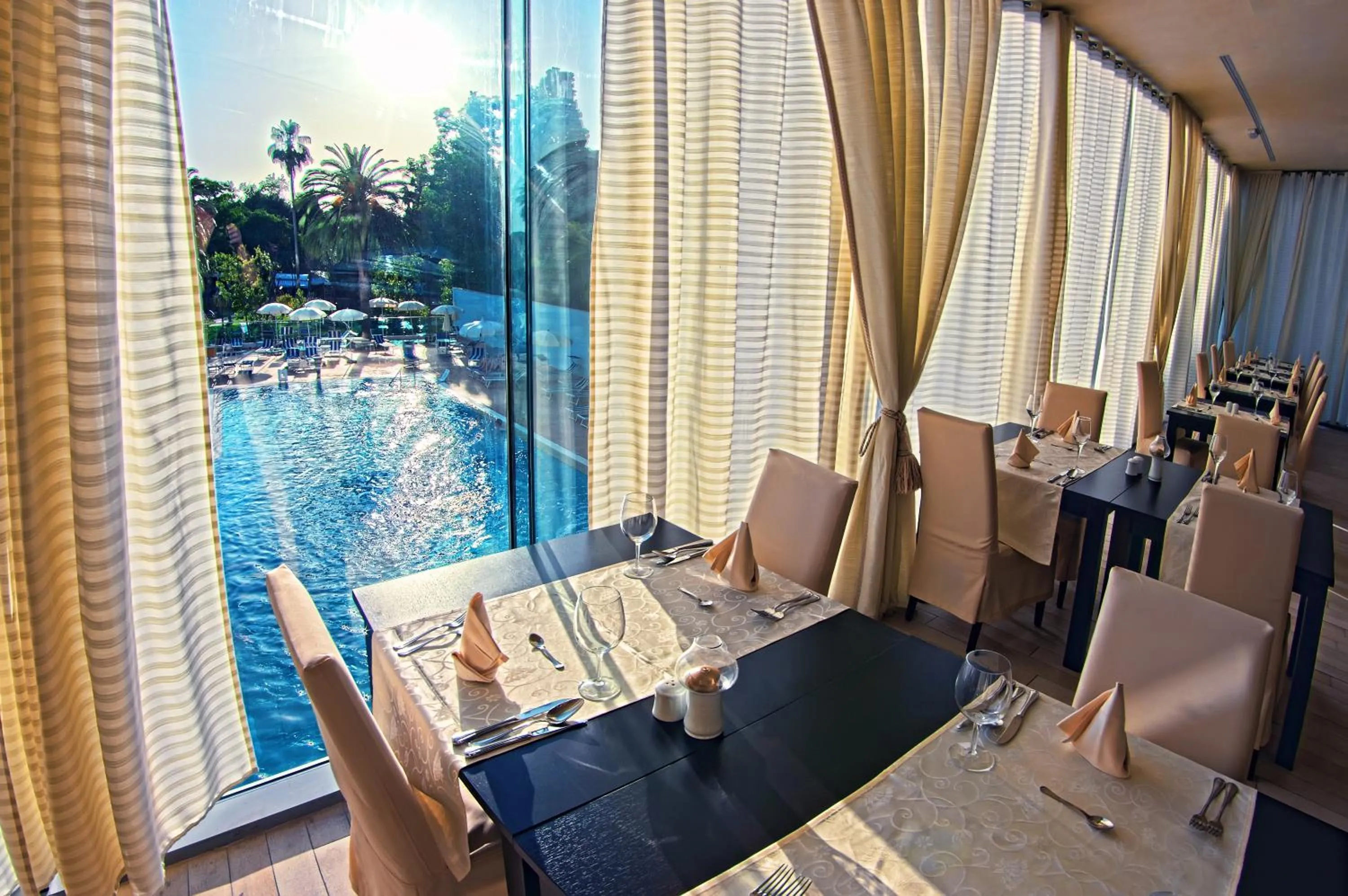 Restaurant/places to eat in Grand Hotel Park