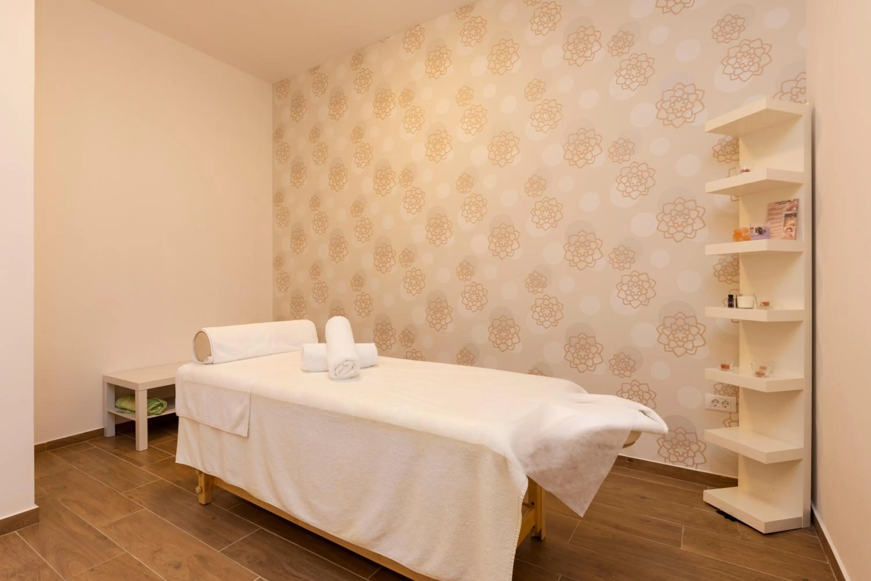 Massage, Bed in Hotel Manora