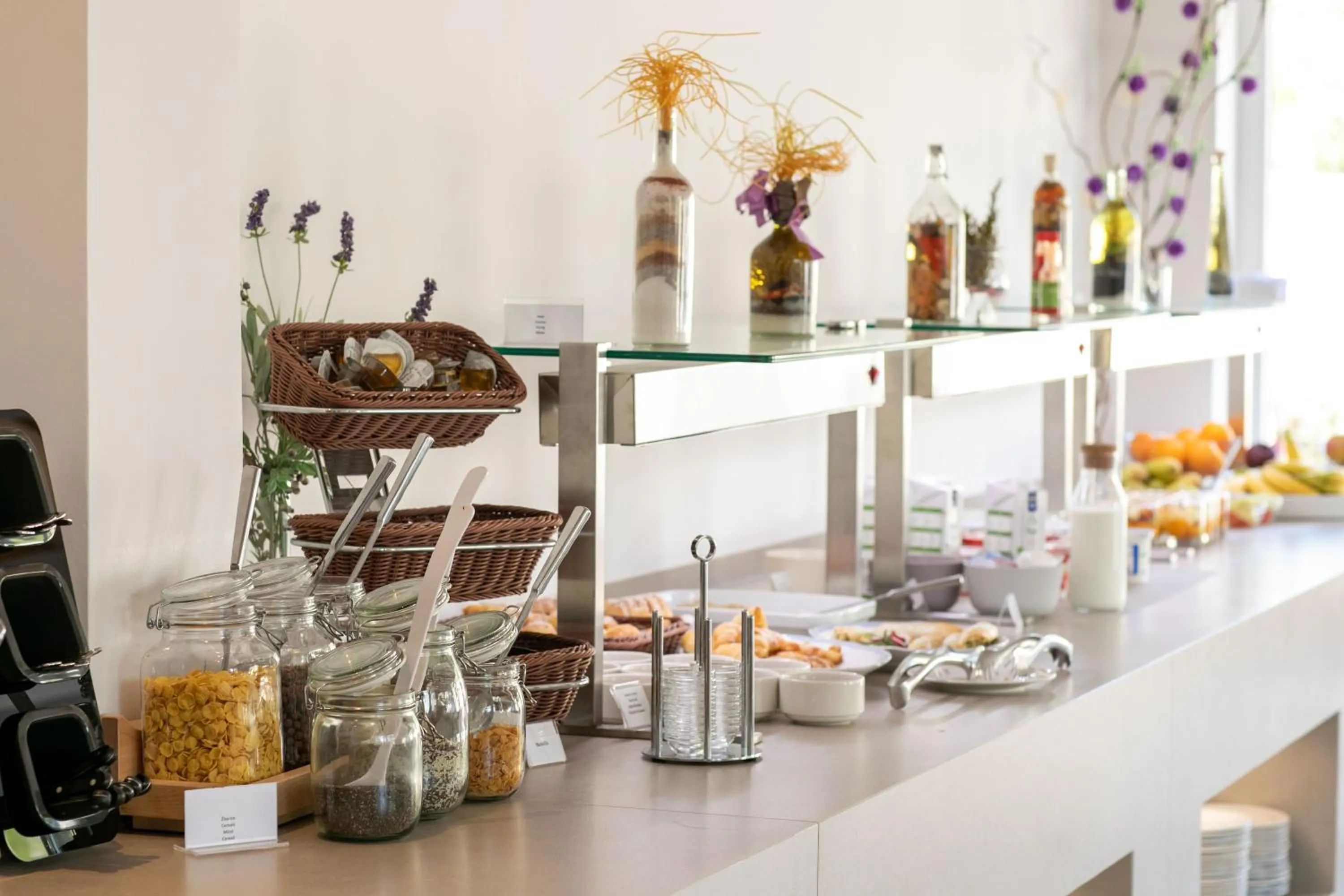 Restaurant/places to eat in Hotel Manora