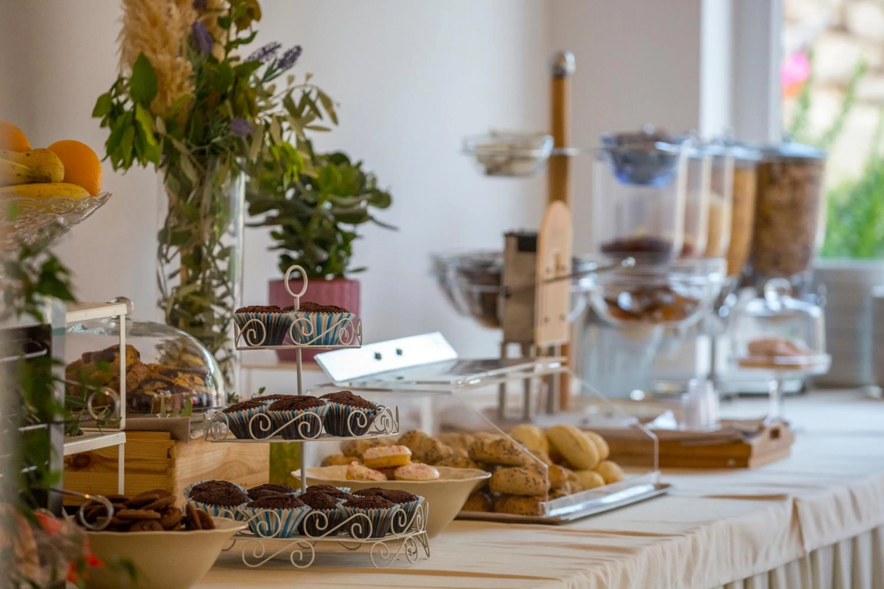 Restaurant/places to eat in Hotel Manora