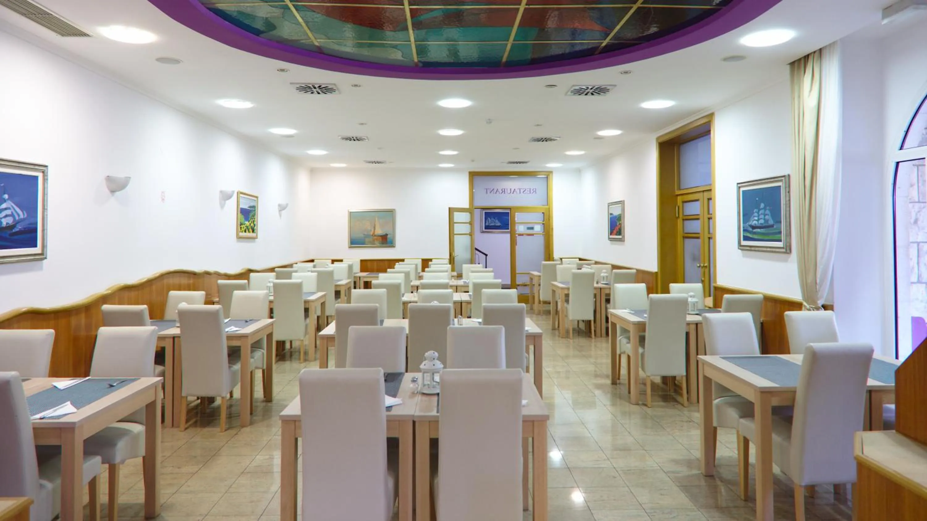 Restaurant/places to eat in Hotel Komodor