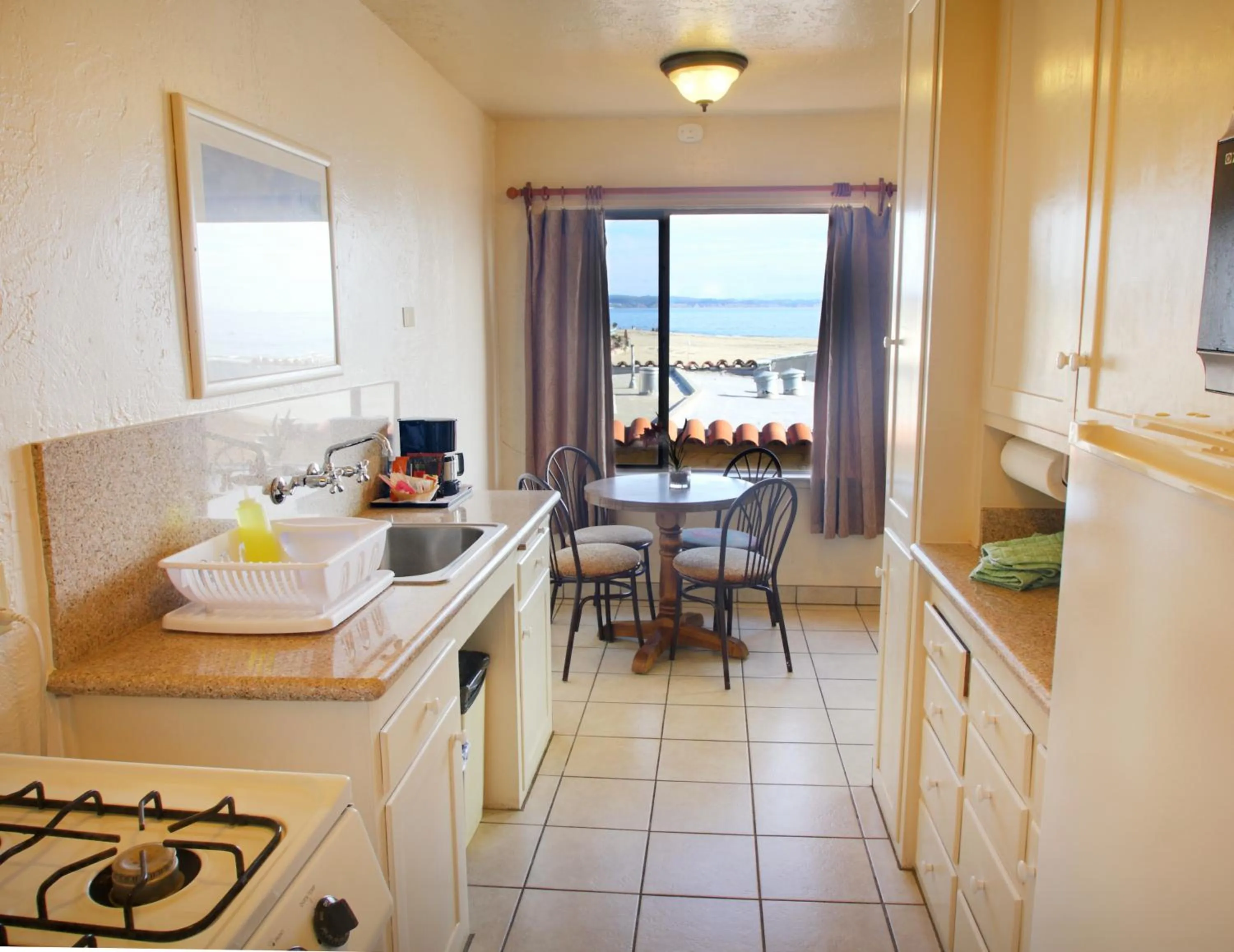 Kitchen or kitchenette in Capitola Venetian Vacation Rentals