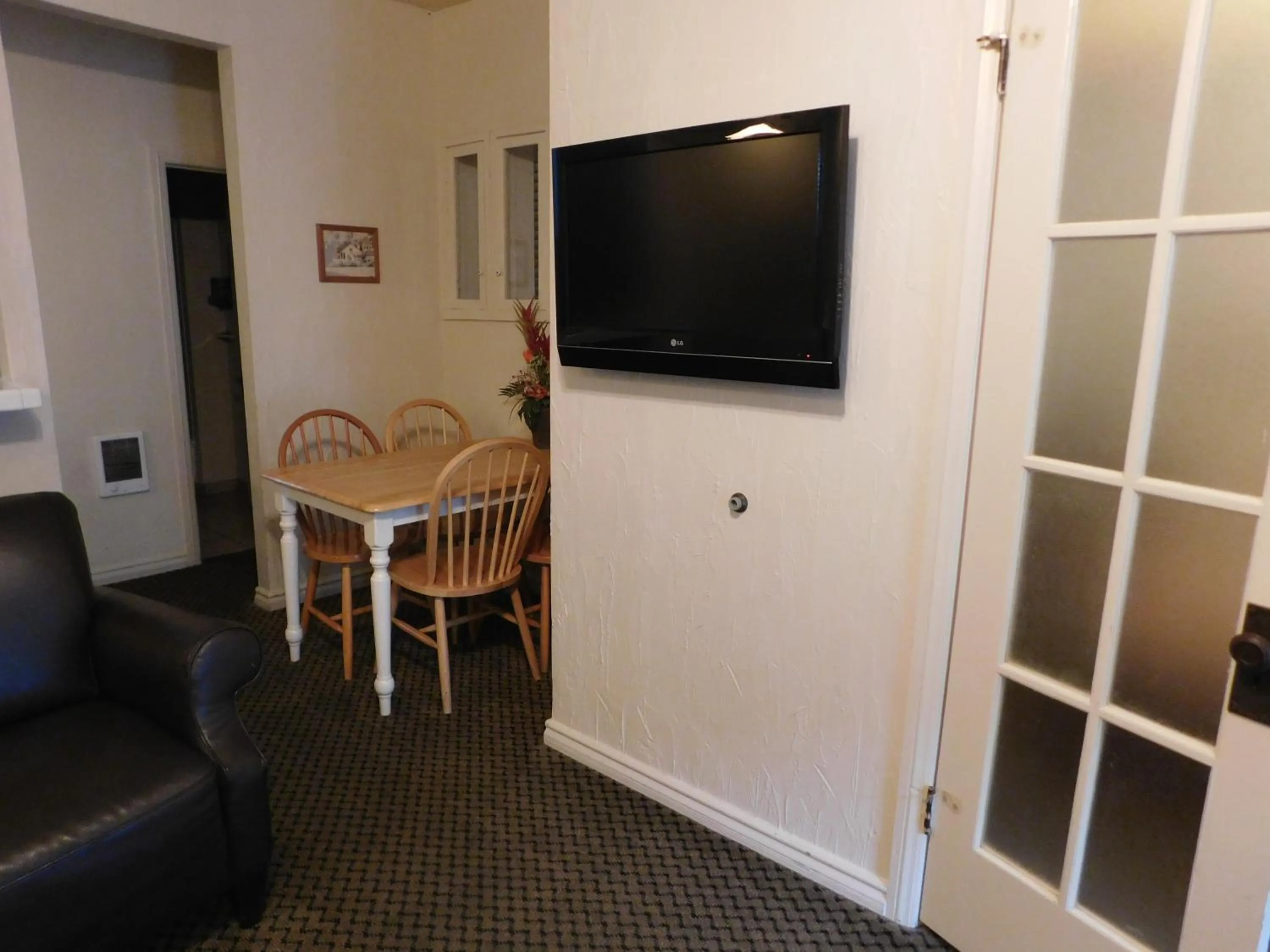Photo of the whole room in Capitola Venetian Vacation Rentals