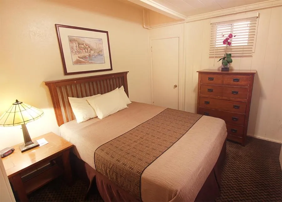 Bed in Capitola Venetian Vacation Rentals