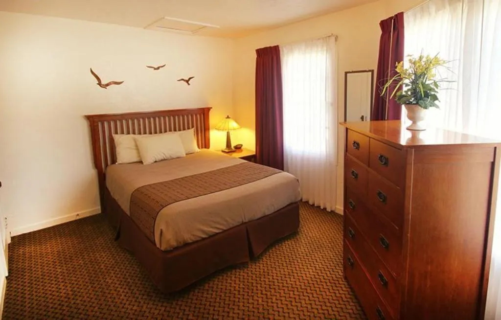 Bed in Capitola Venetian Vacation Rentals