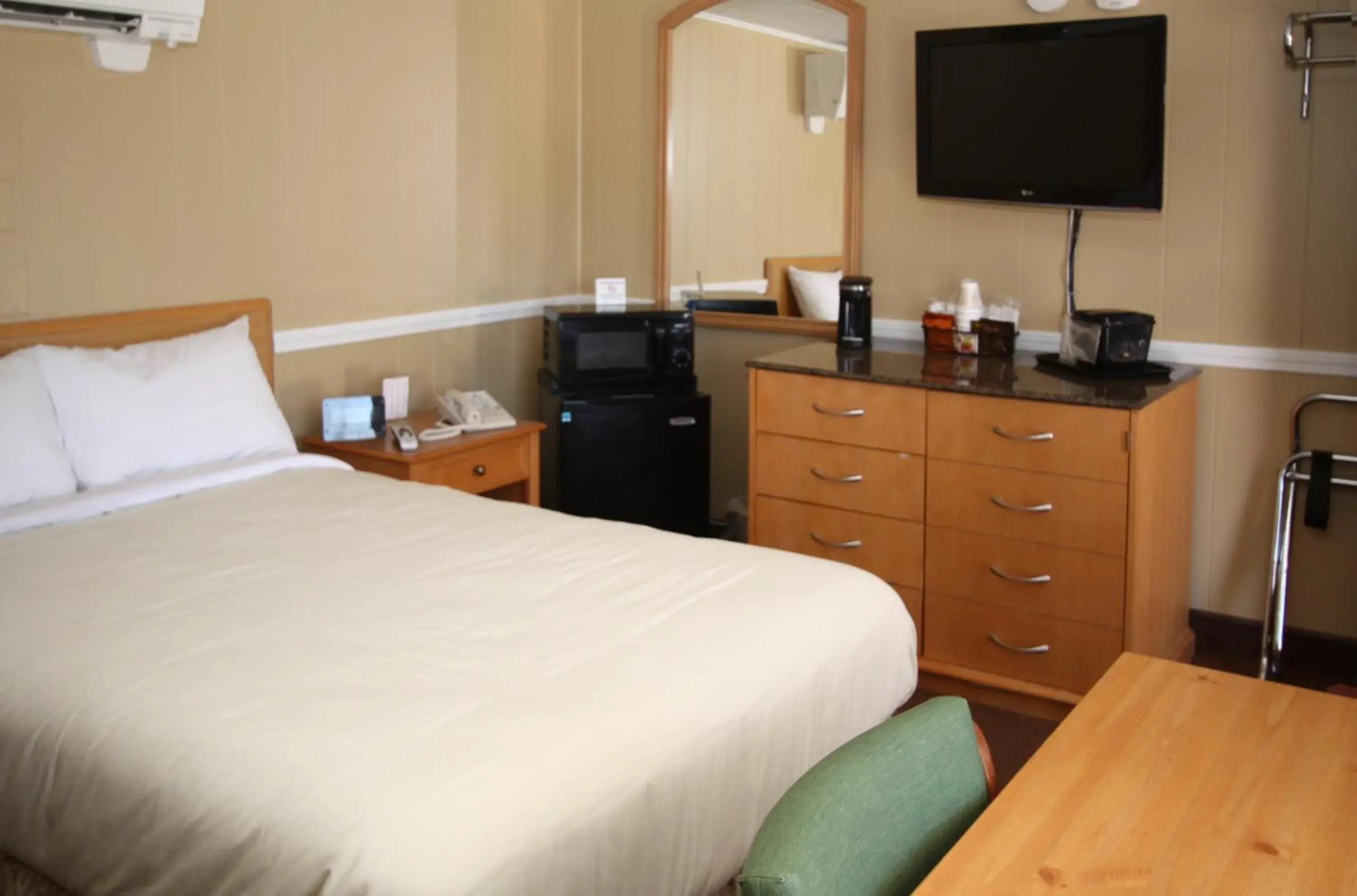 Standard Double Room with One Double Bed - Non-Smoking in The Bluebird Motel Maine Standard Double Room with One Double Bed - Non-Smoking in The Bluebird Motel Maine