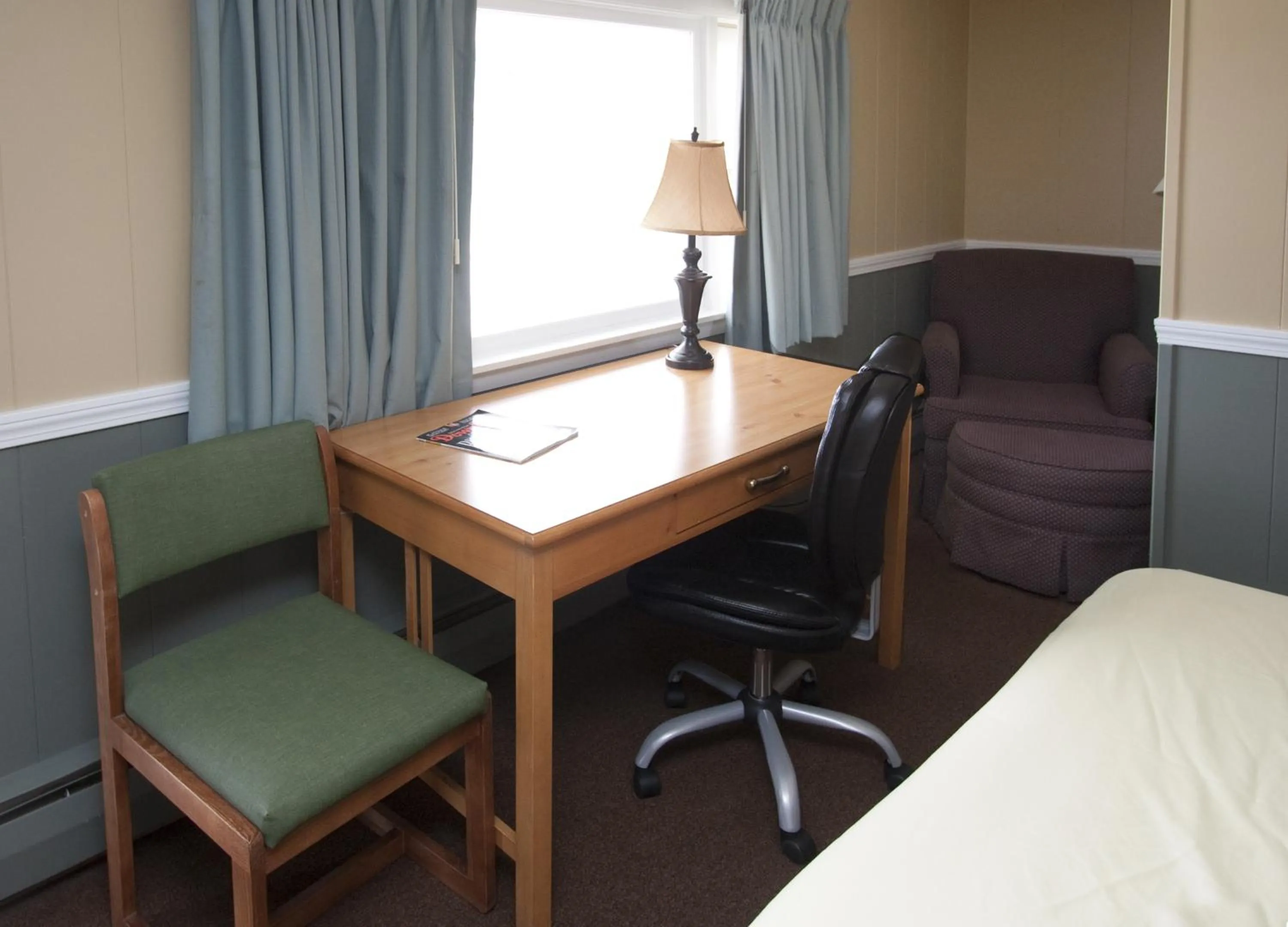 Bedroom in The Bluebird Motel Maine