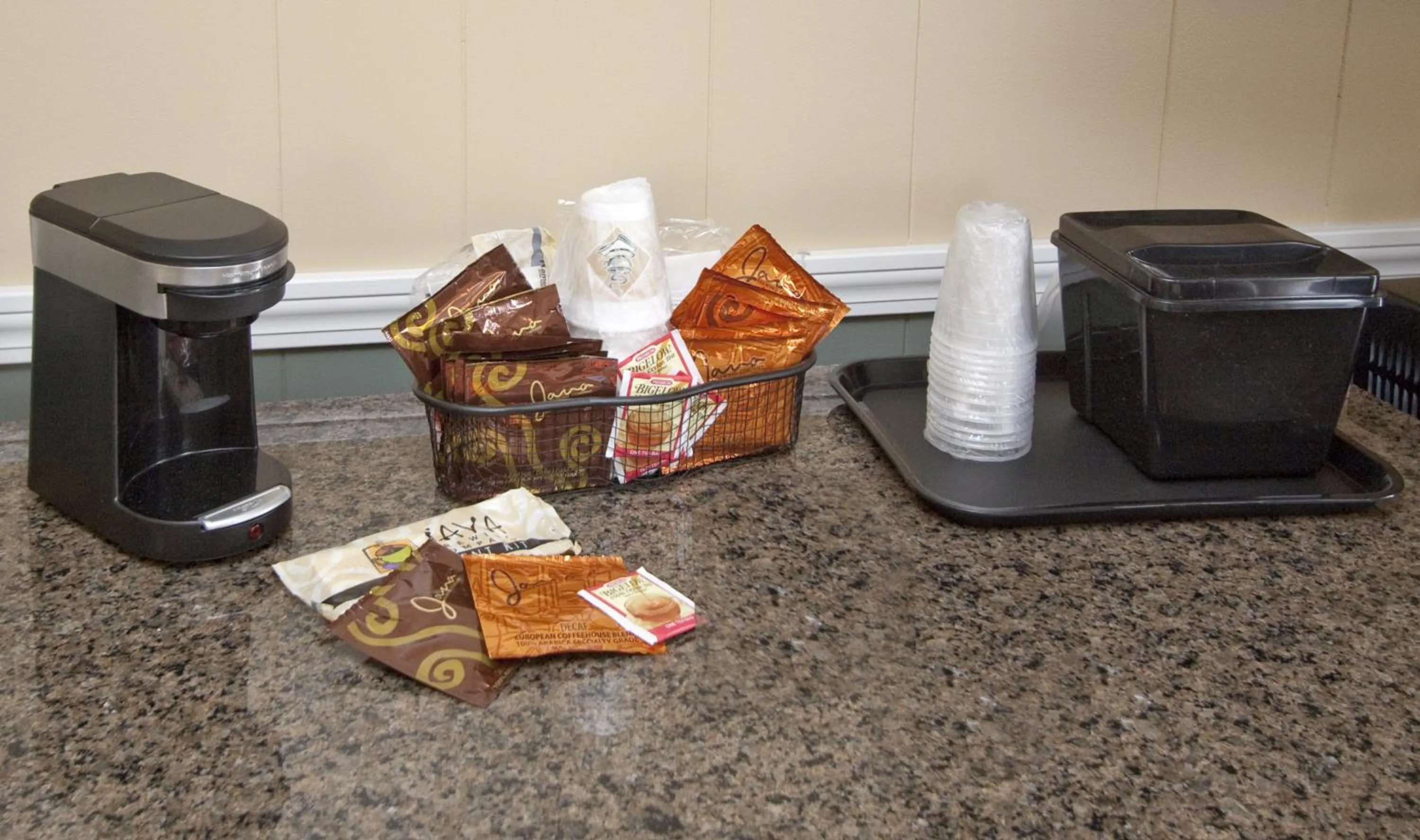 Coffee/tea facilities in The Bluebird Motel Maine