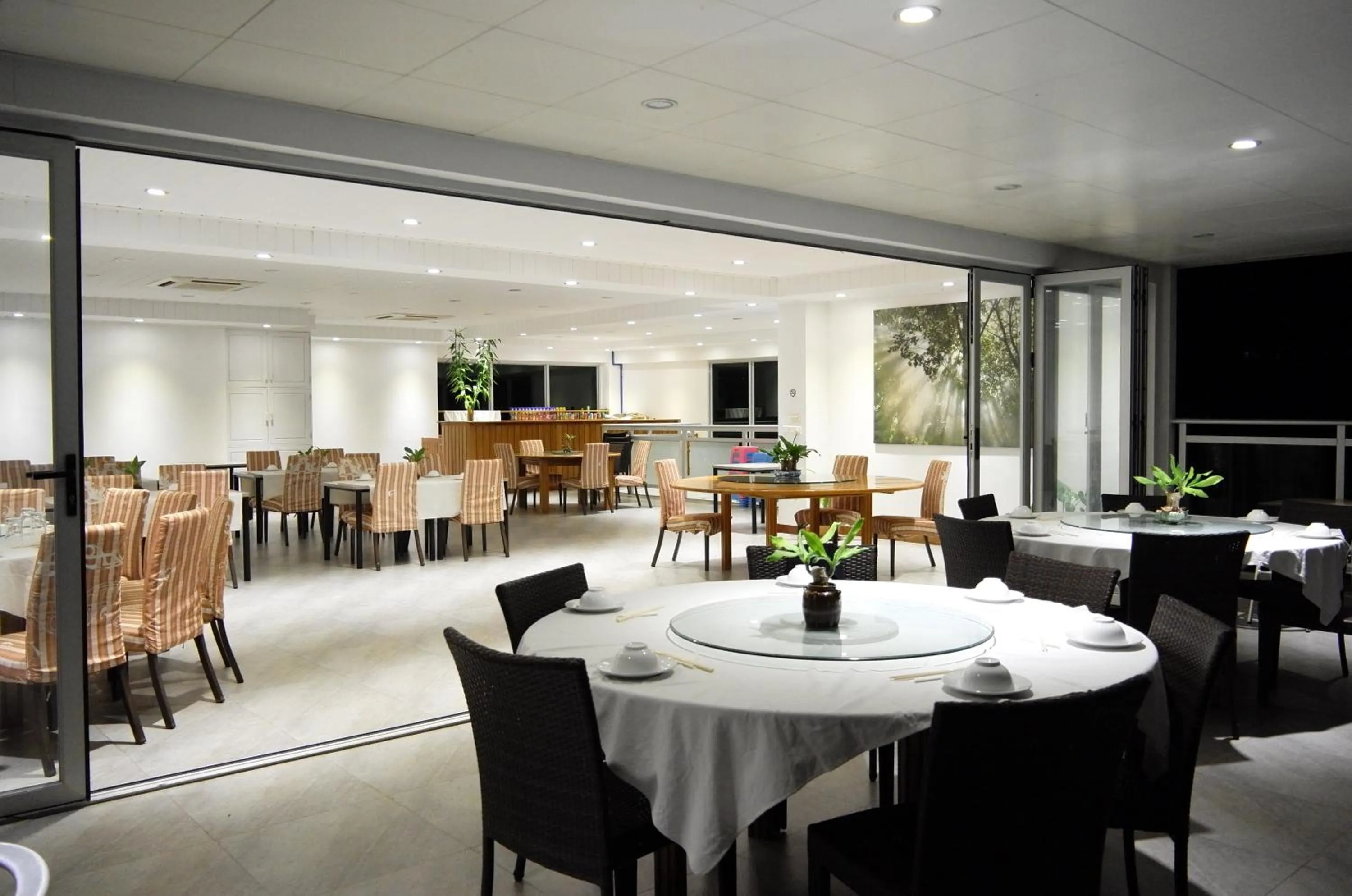 Restaurant/places to eat in Luganvilla Business Hotel and Restaurant