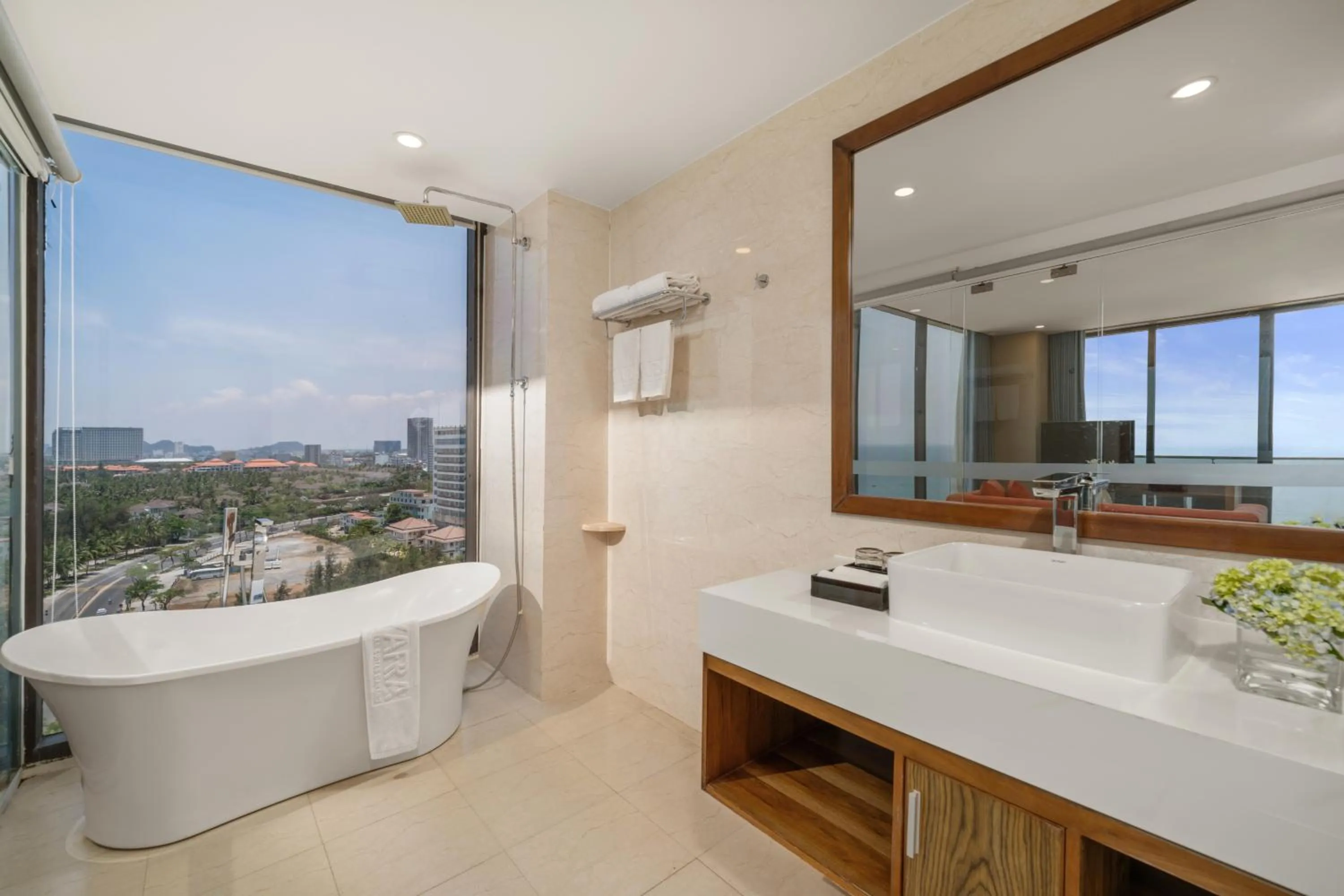 Yarra Ocean Suites Danang