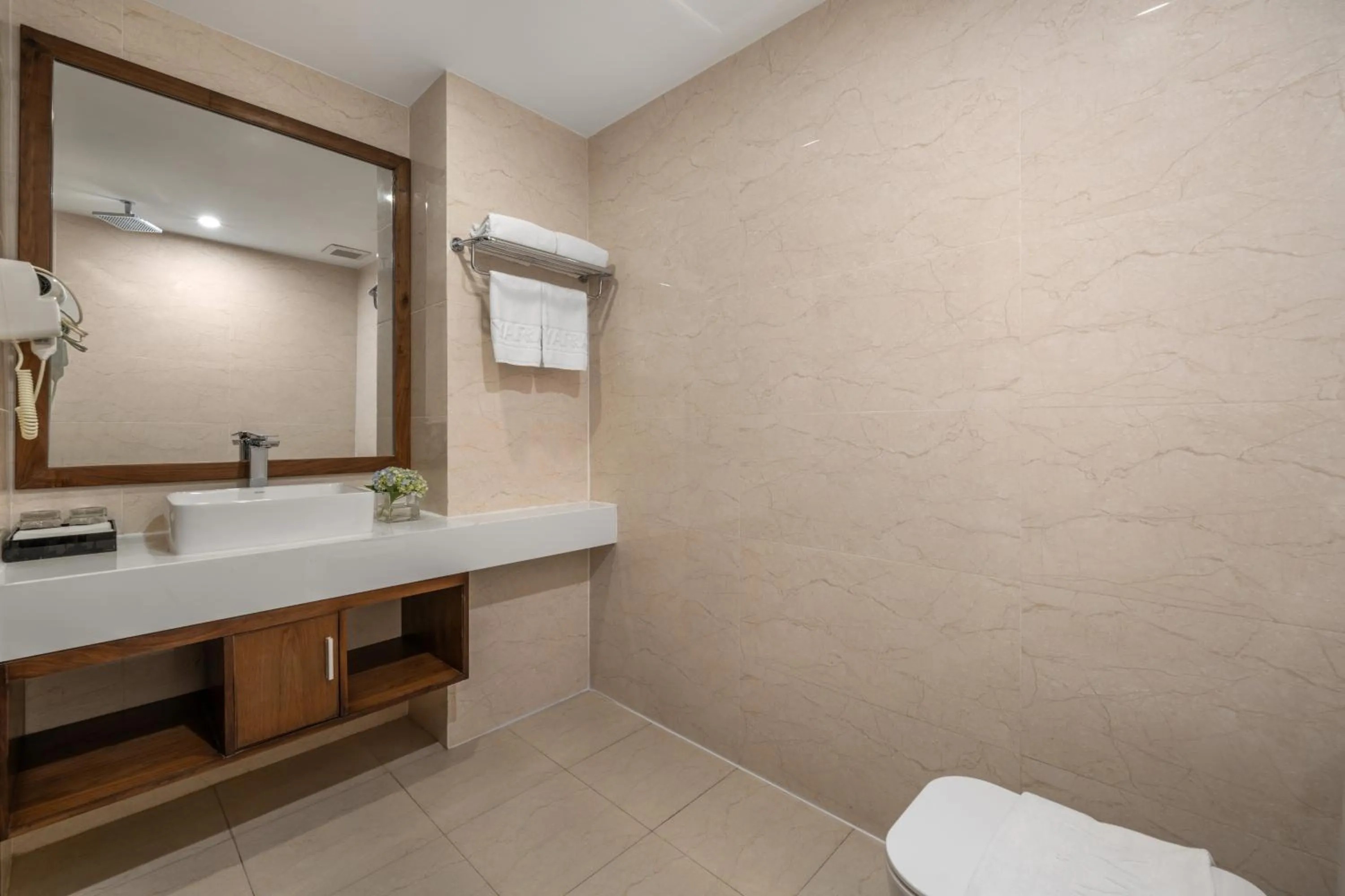 Yarra Ocean Suites Danang