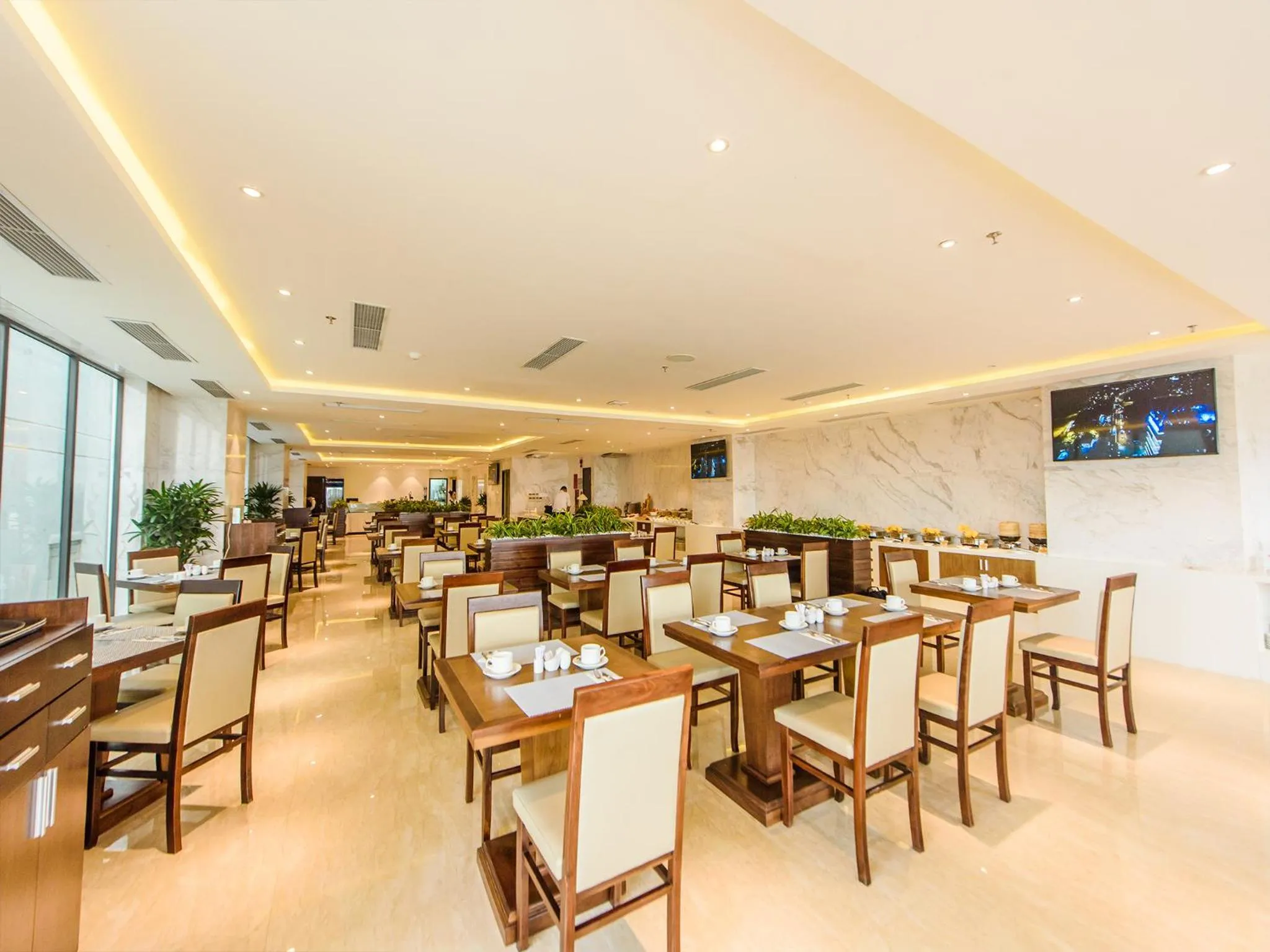 Restaurant/places to eat in Yarra Ocean Suites Danang
