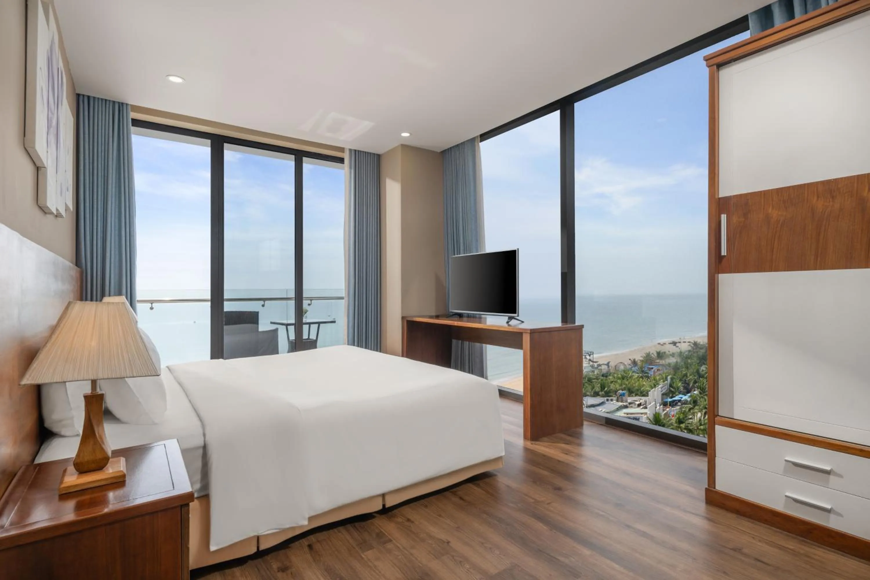 Bed in Yarra Ocean Suites Danang