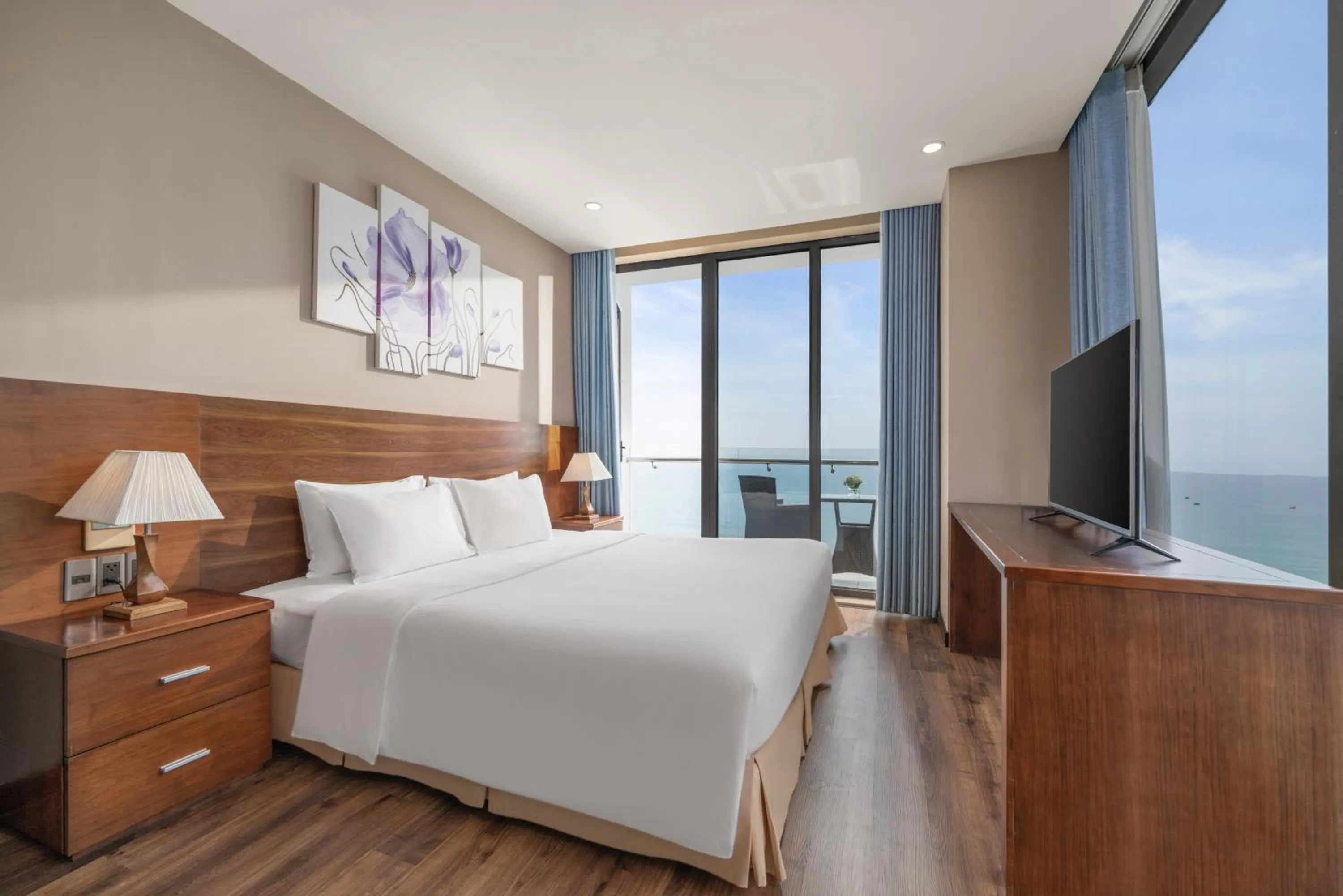 Bed in Yarra Ocean Suites Danang