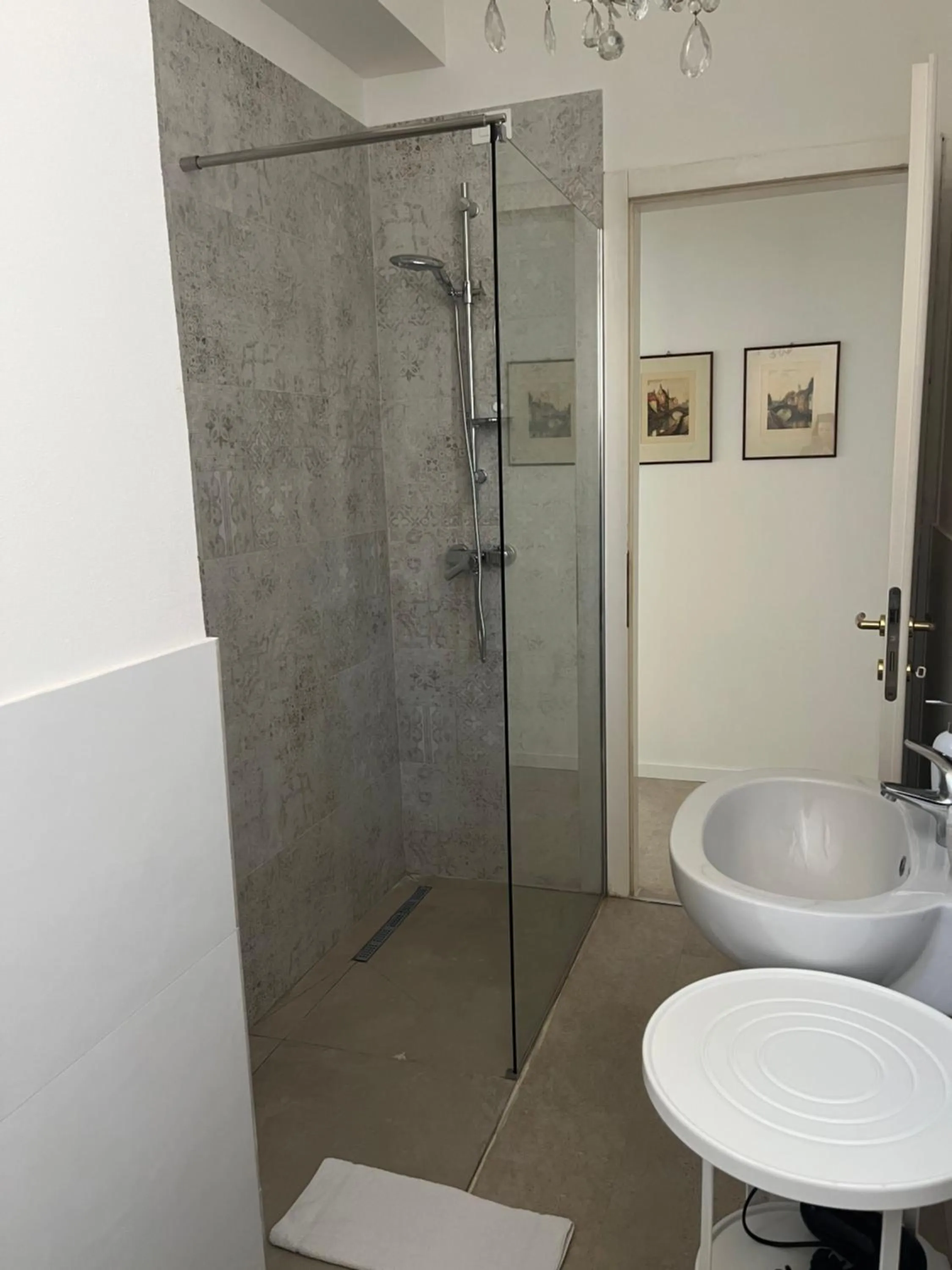 Shower in Fleur Blanche